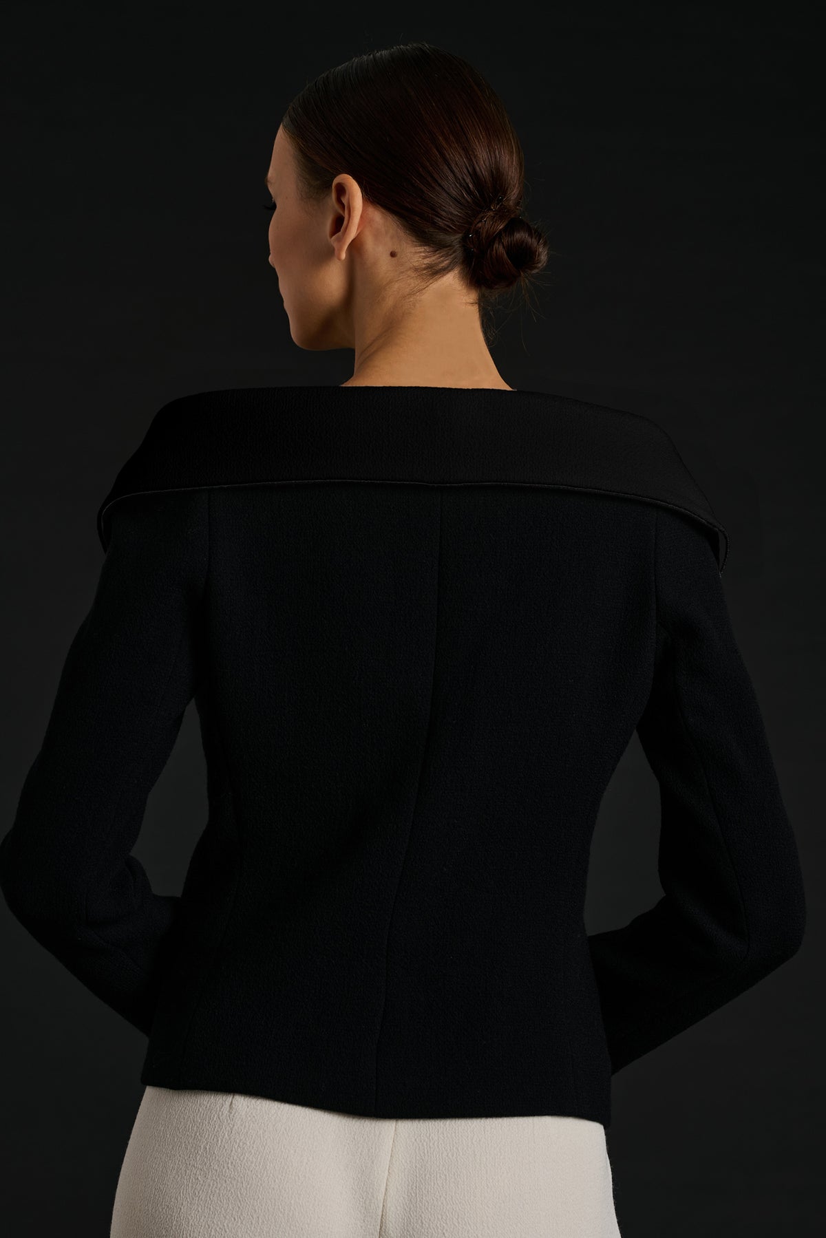 Veste en crêpe de laine col Bardot