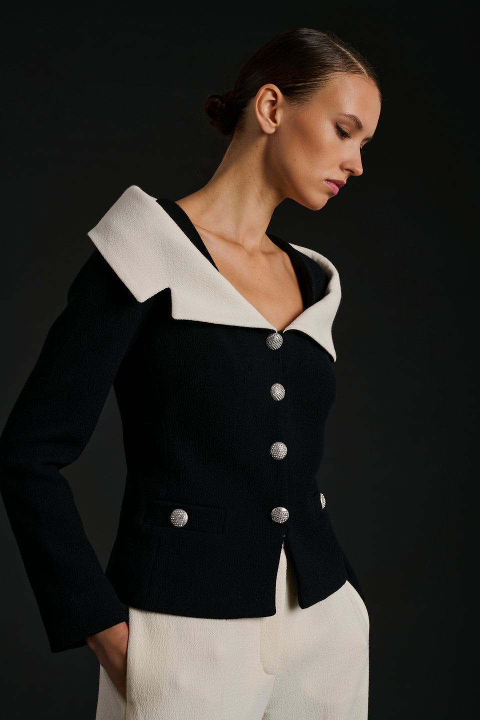 Veste en crêpe de laine col Bardot