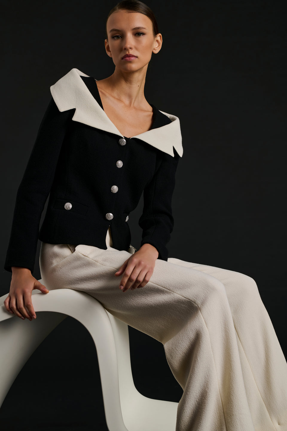 Veste en crêpe de laine col Bardot