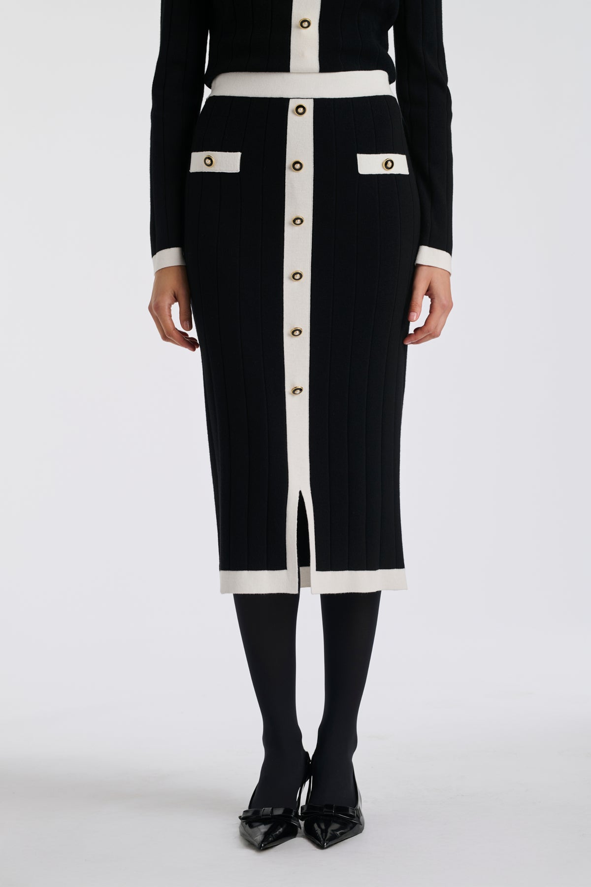 Long two-tone knitted skirt