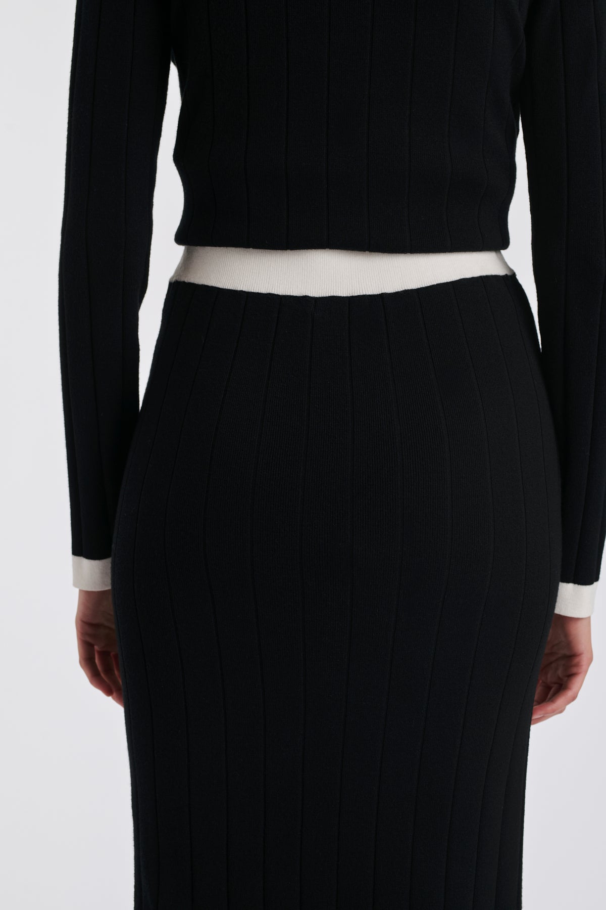 Long two-tone knitted skirt