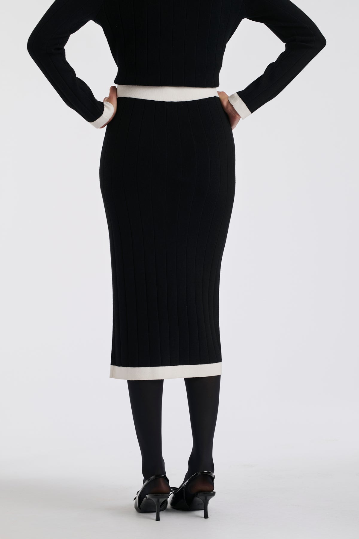 Long two-tone knitted skirt