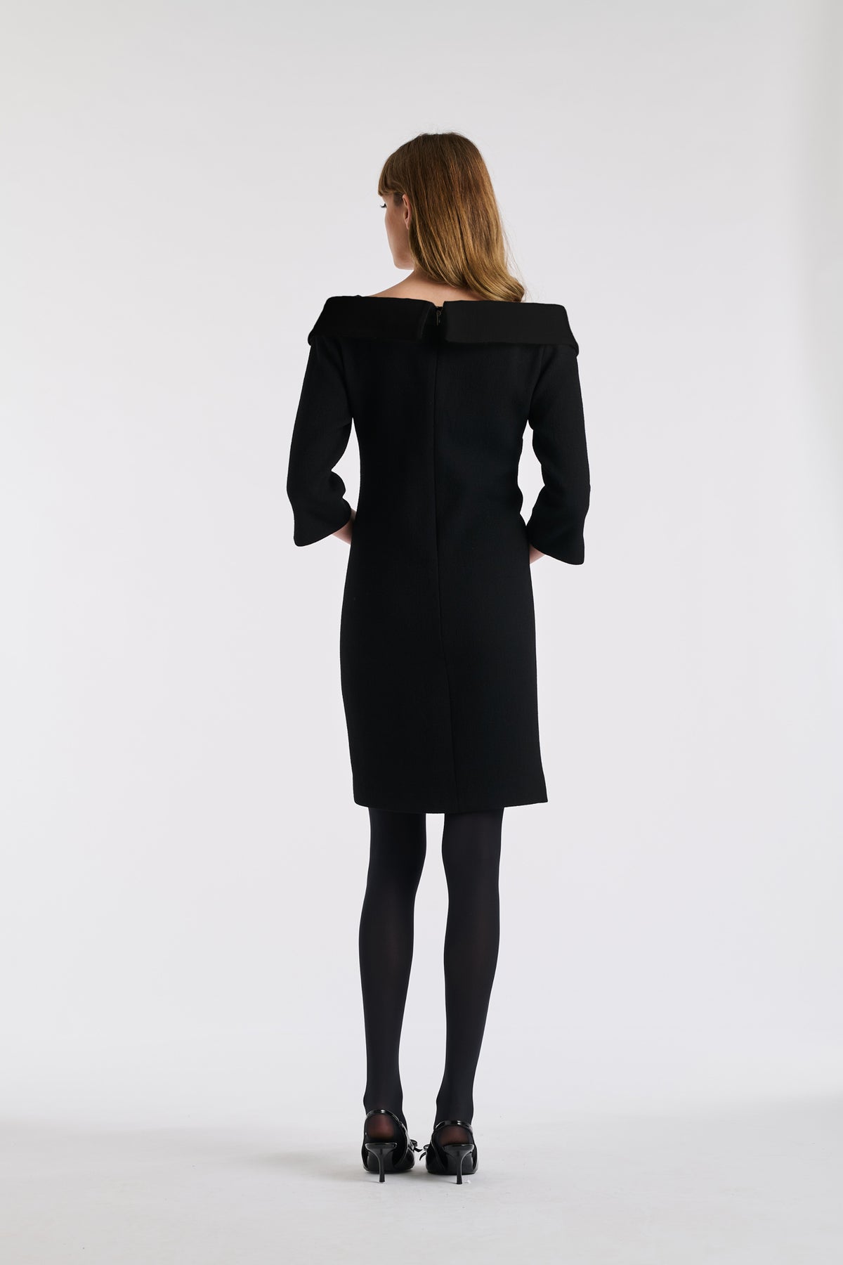 Robe en crêpe de laine col bardot