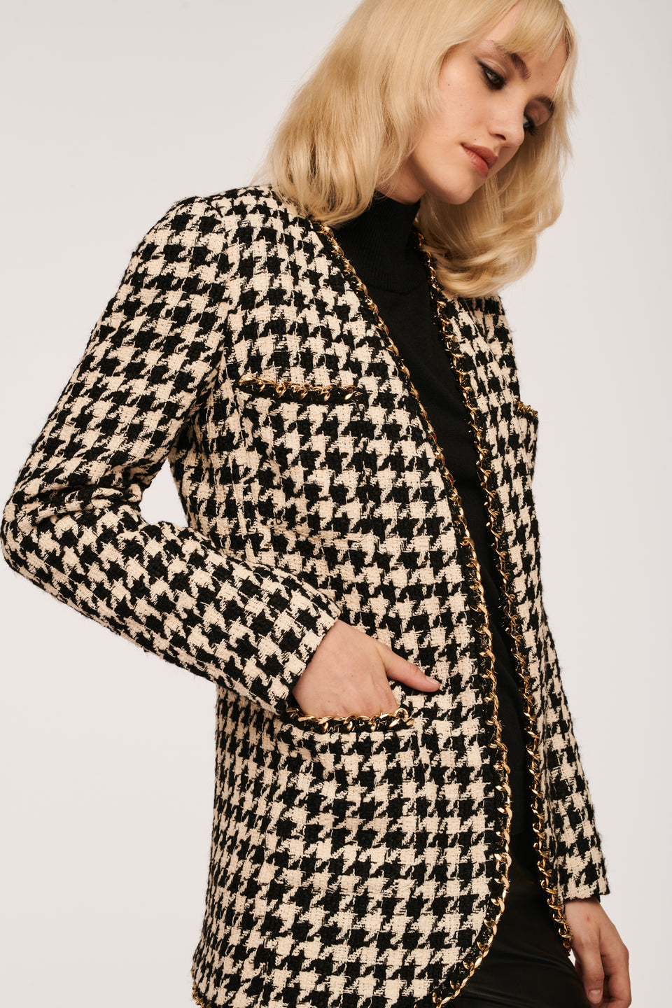 Veste en tweed et chaîne