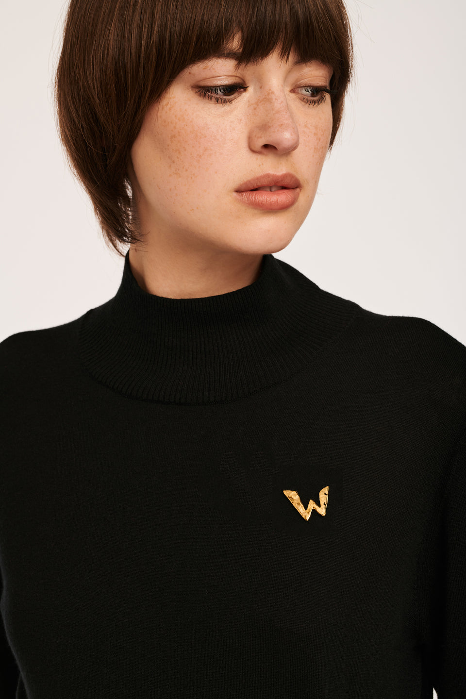 Broche W doré
