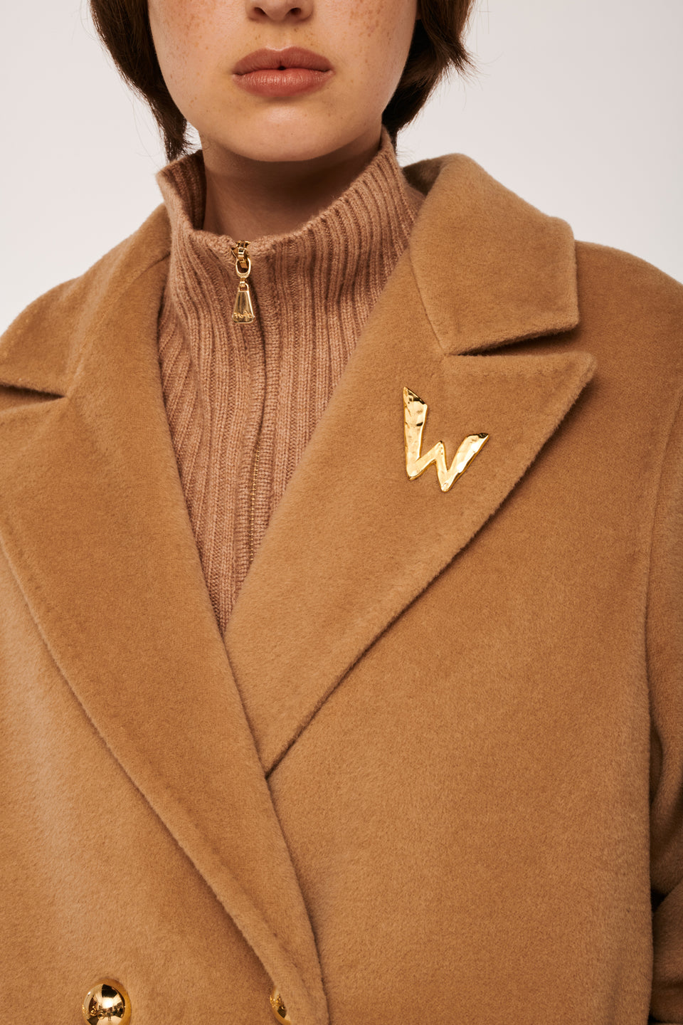 Broche W doré