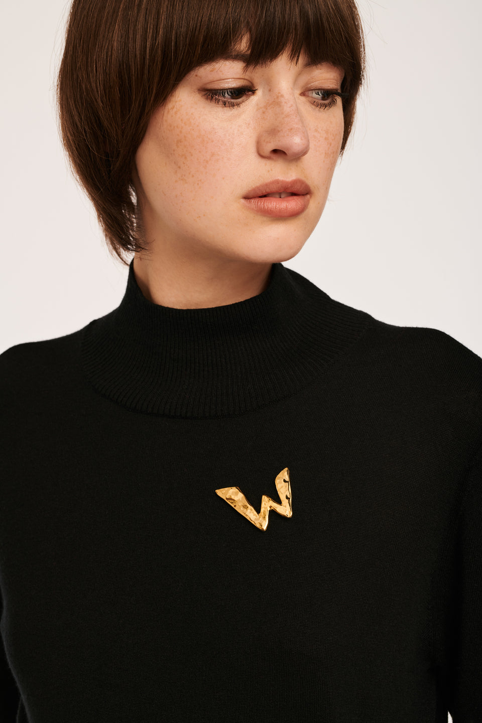 Broche W doré