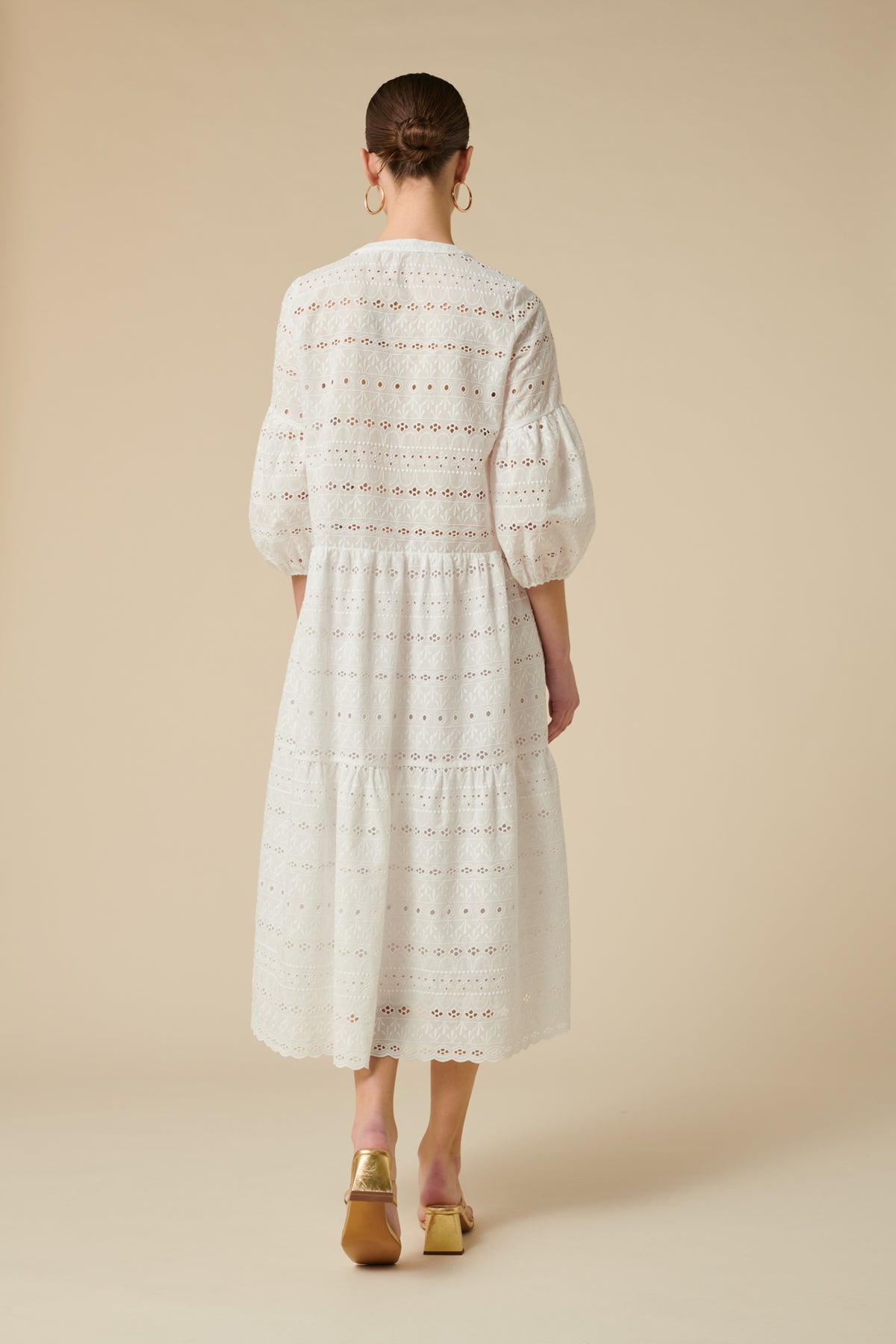 Robe longue en broderie anglaise