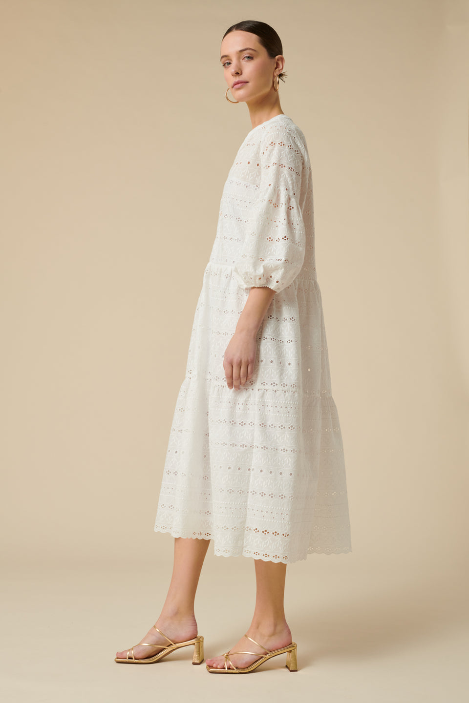 Robe longue en broderie anglaise