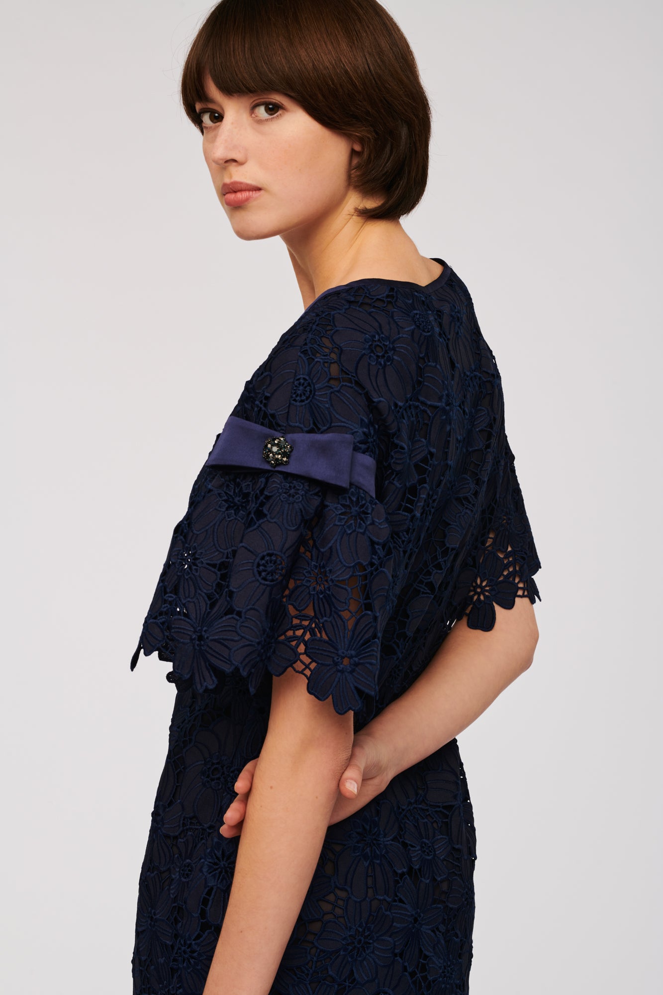 Robe dentelle à boutons bijoux