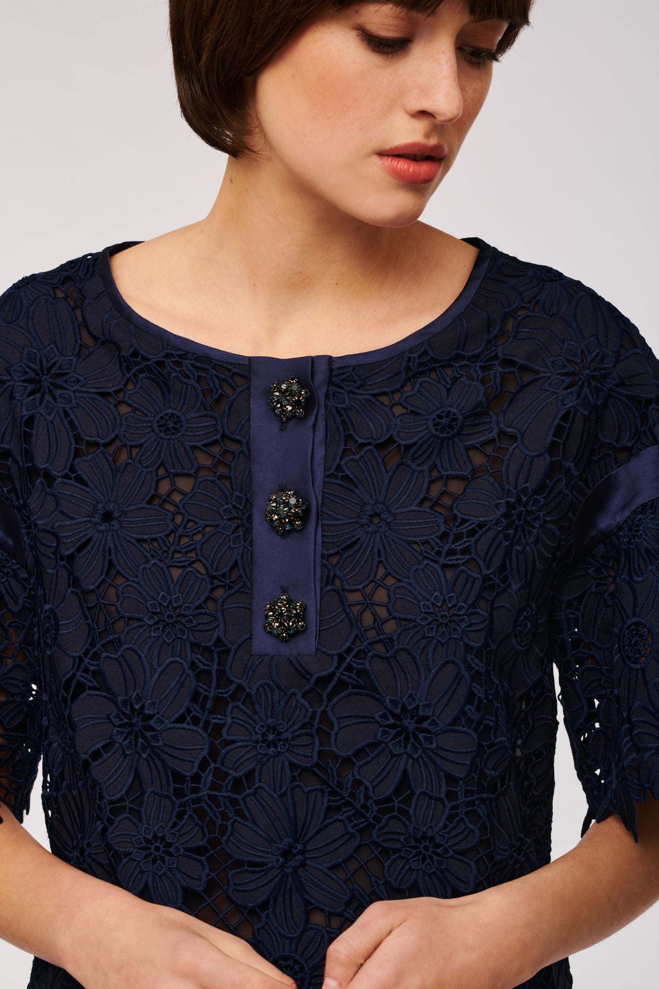 Robe dentelle à boutons bijoux