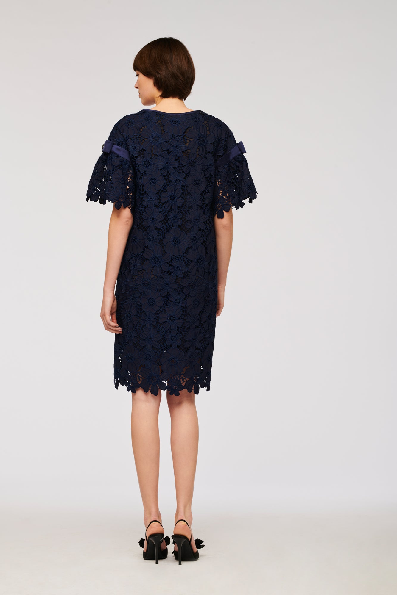 Robe dentelle à boutons bijoux