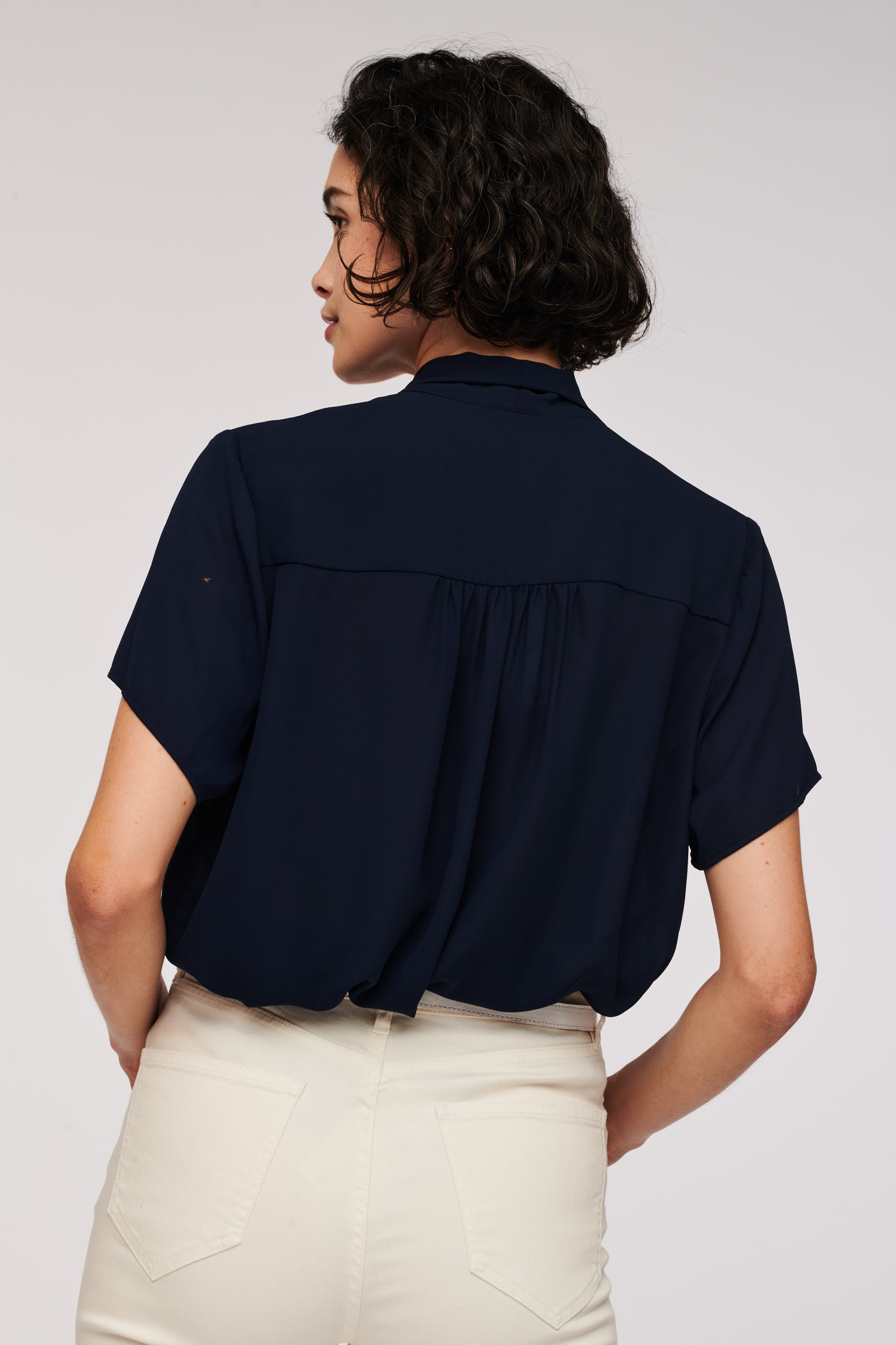 Blouse lavallière à manches courtes