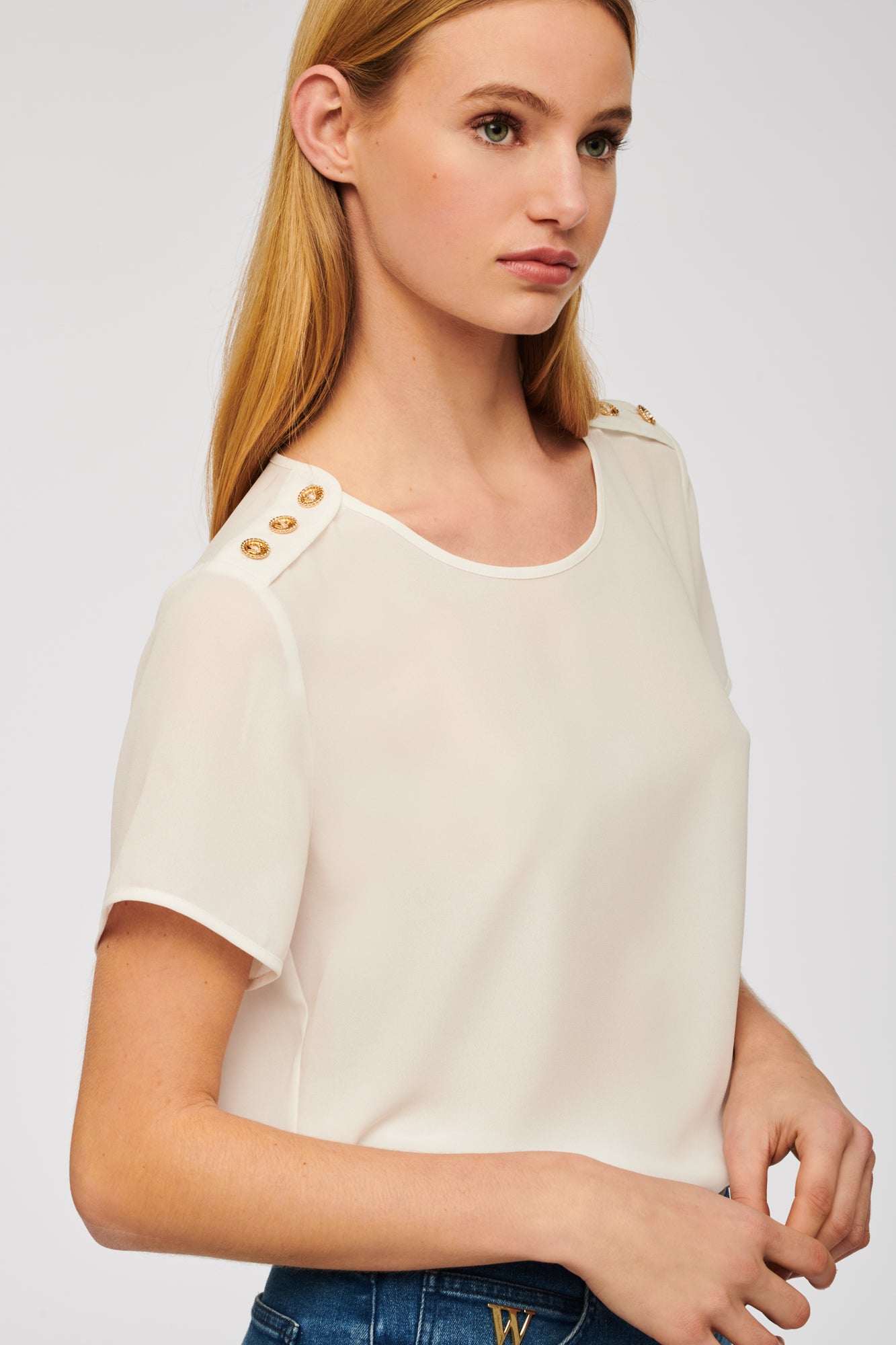 Short-sleeved flowing top