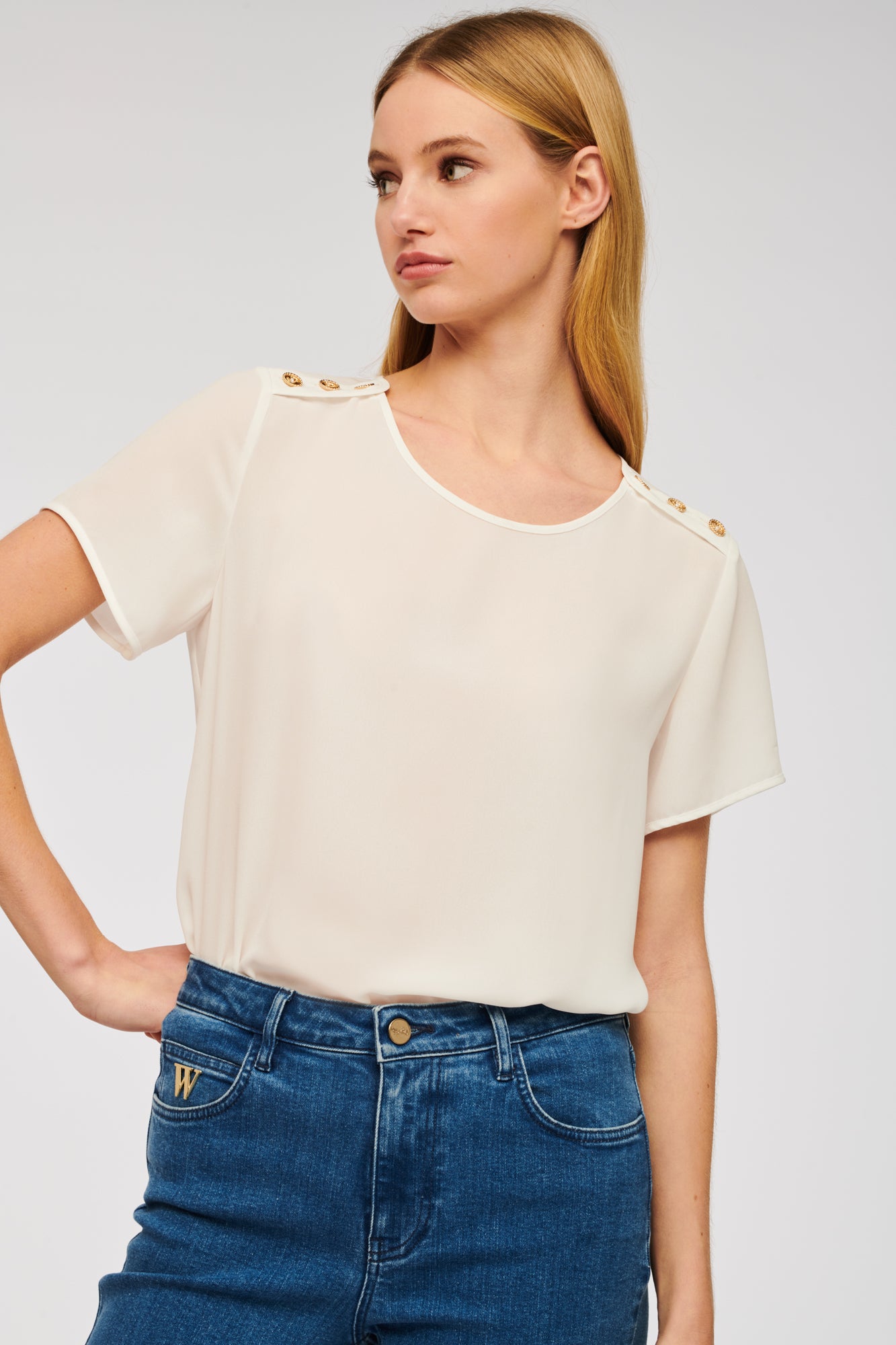 Short-sleeved flowing top