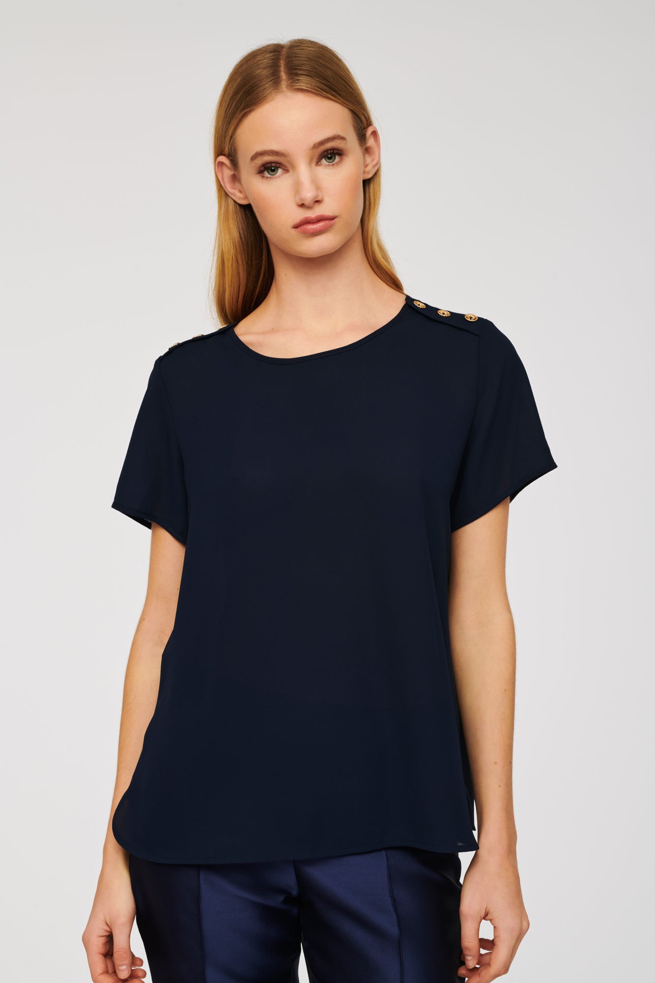 Short-sleeved flowing top