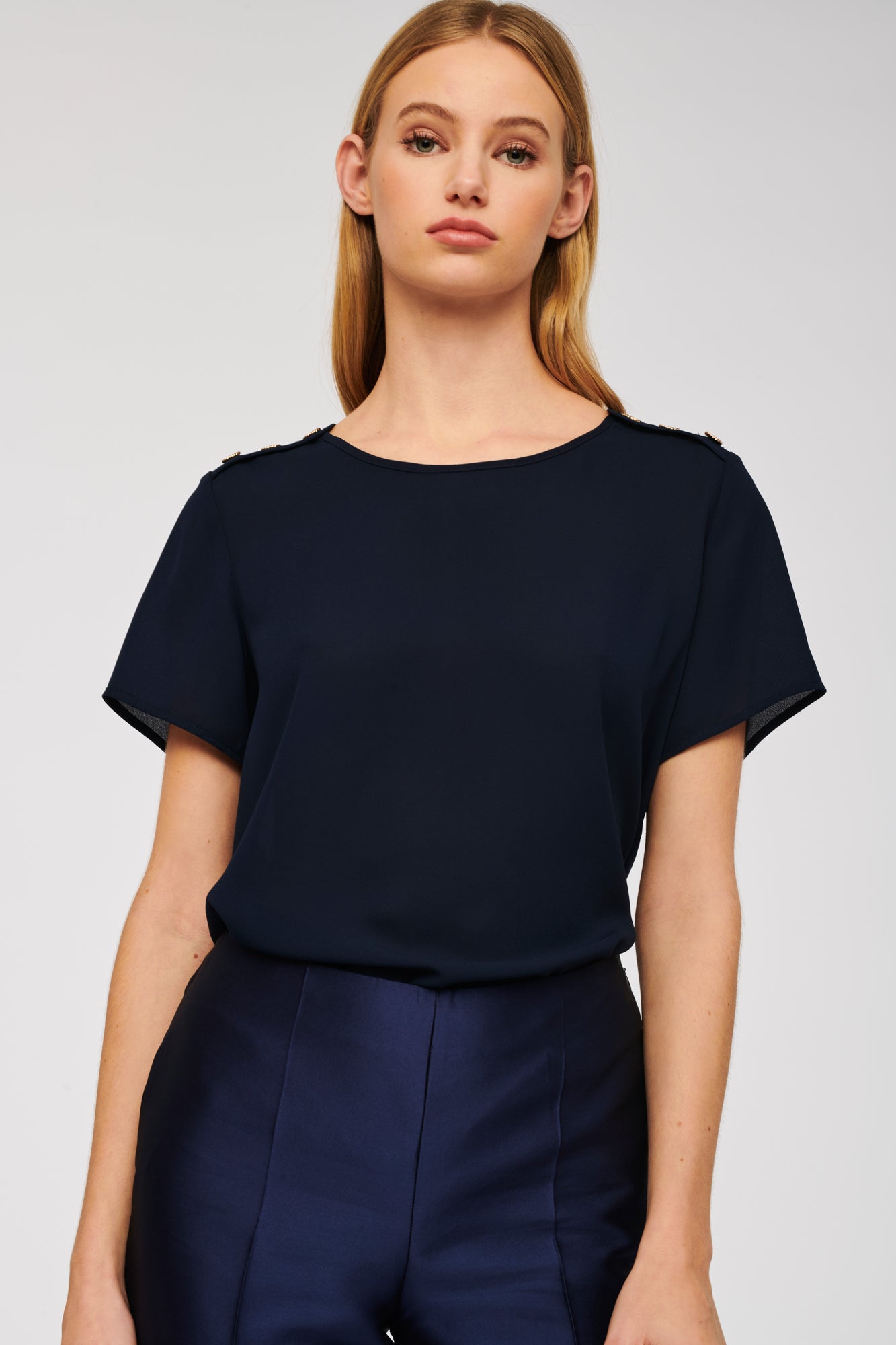 Short-sleeved flowing top