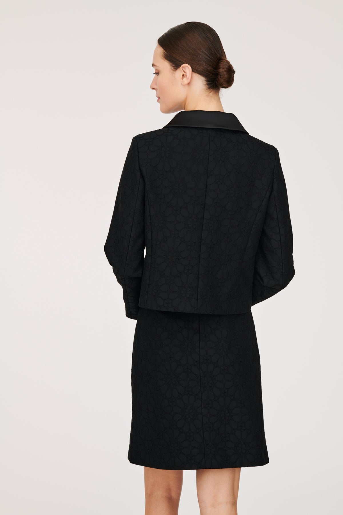 Veste en dentelle et satin noire