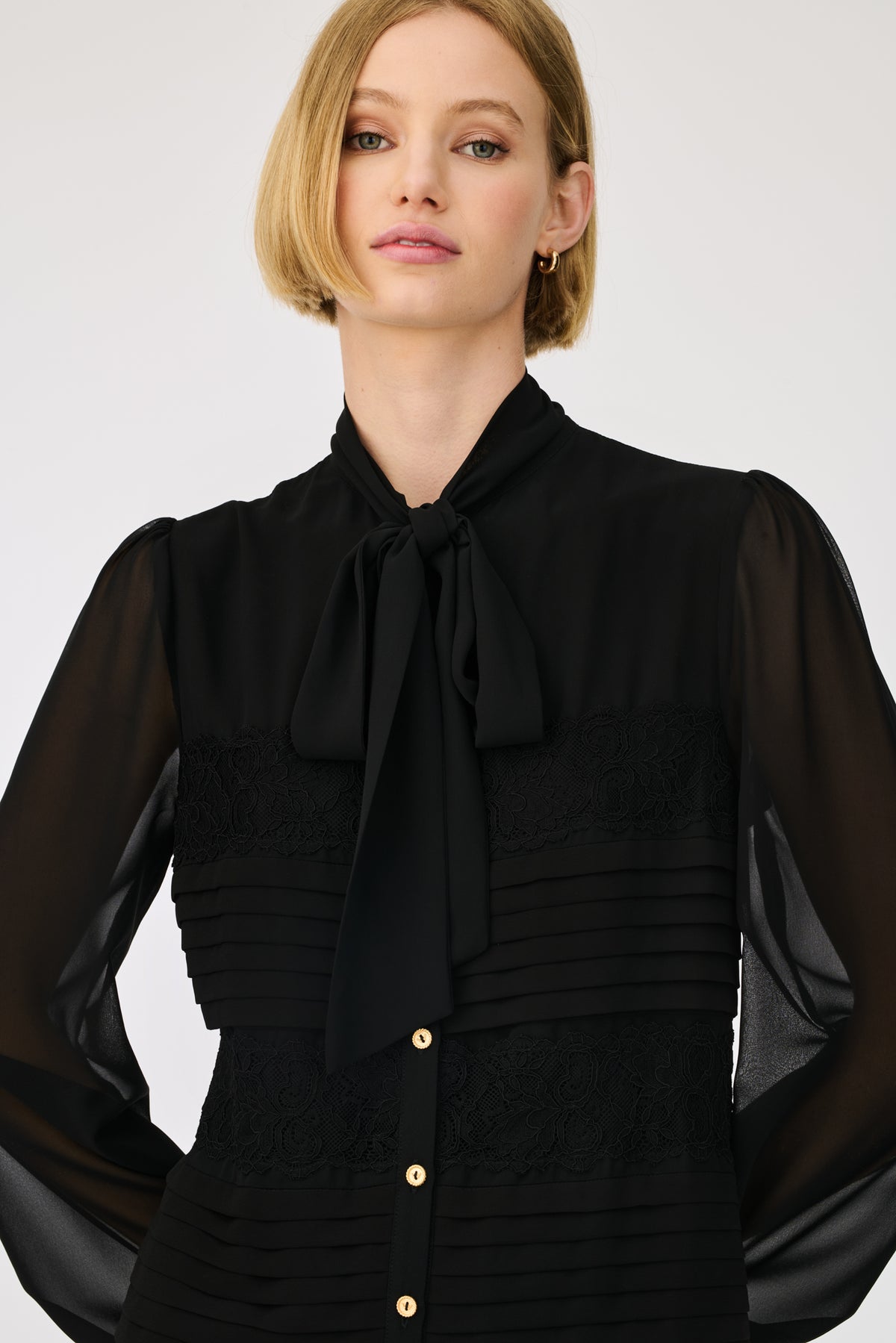 Robe lavallière en dentelle et plissés