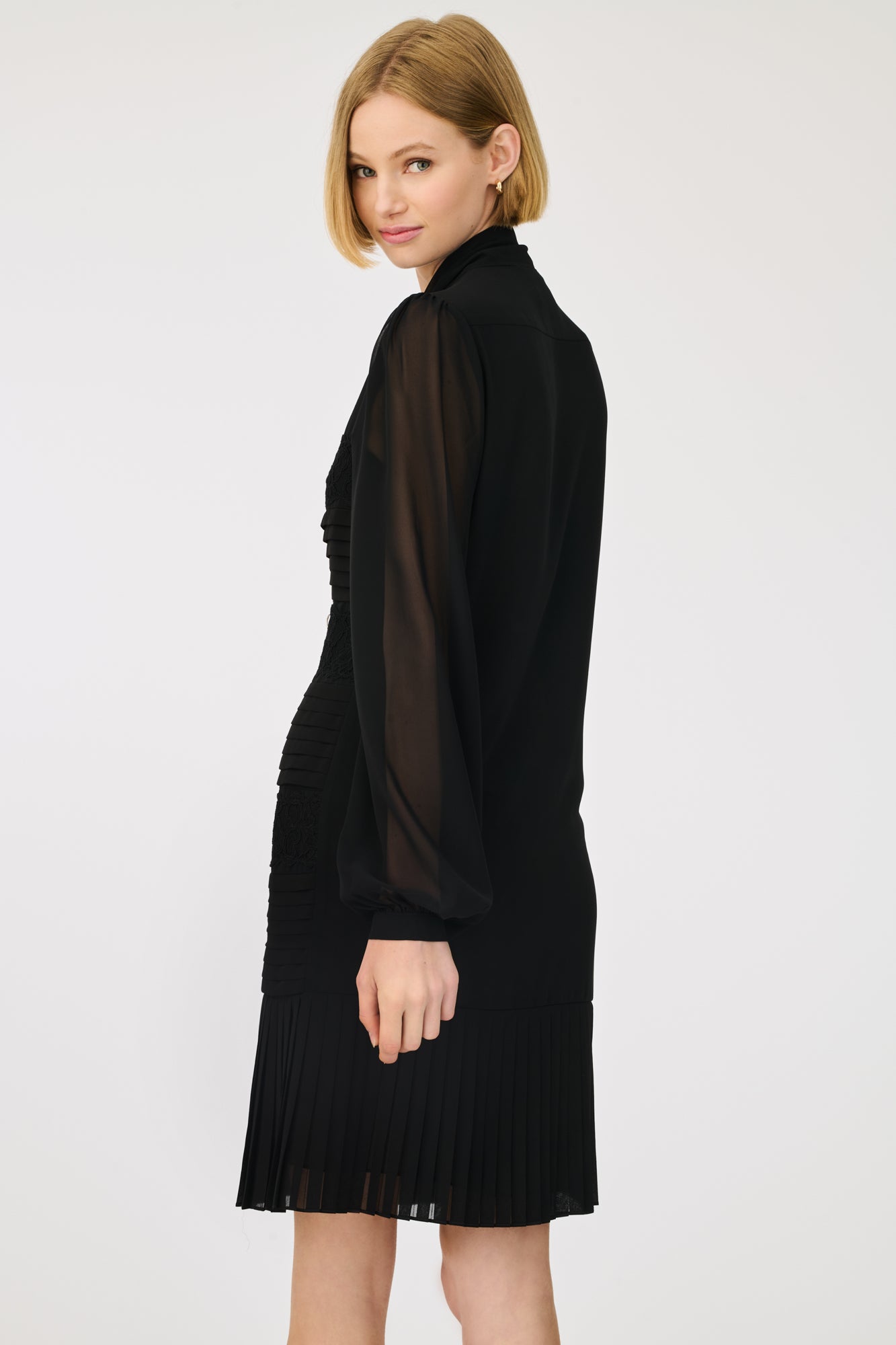 Robe lavallière en dentelle et plissés