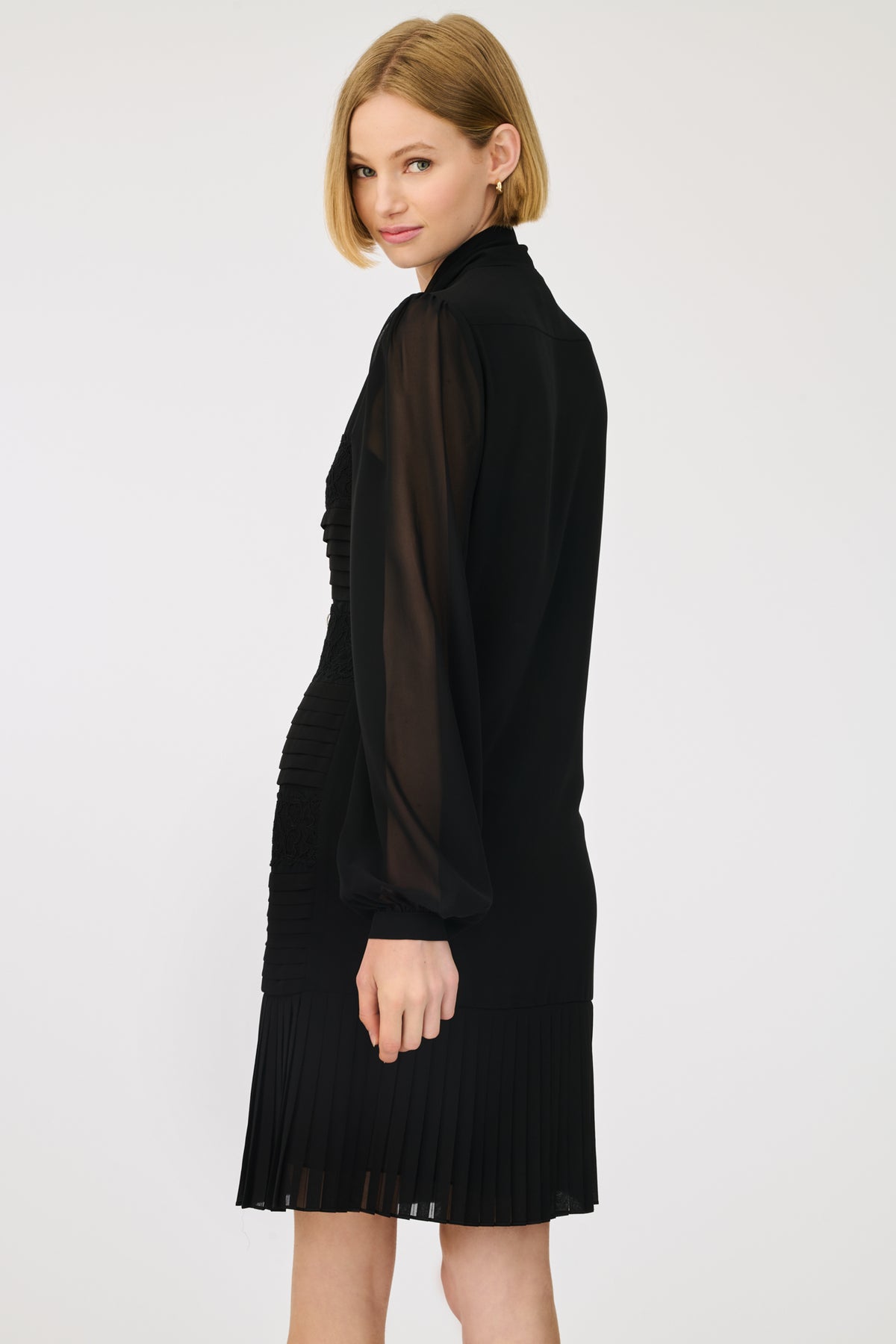 Robe lavallière en dentelle et plissés