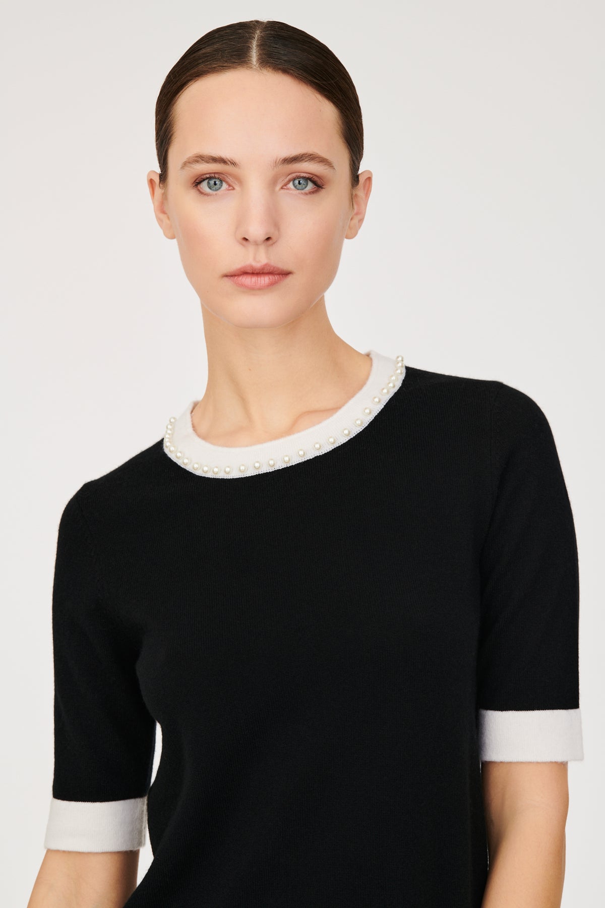 Pull bicolore orné de perles