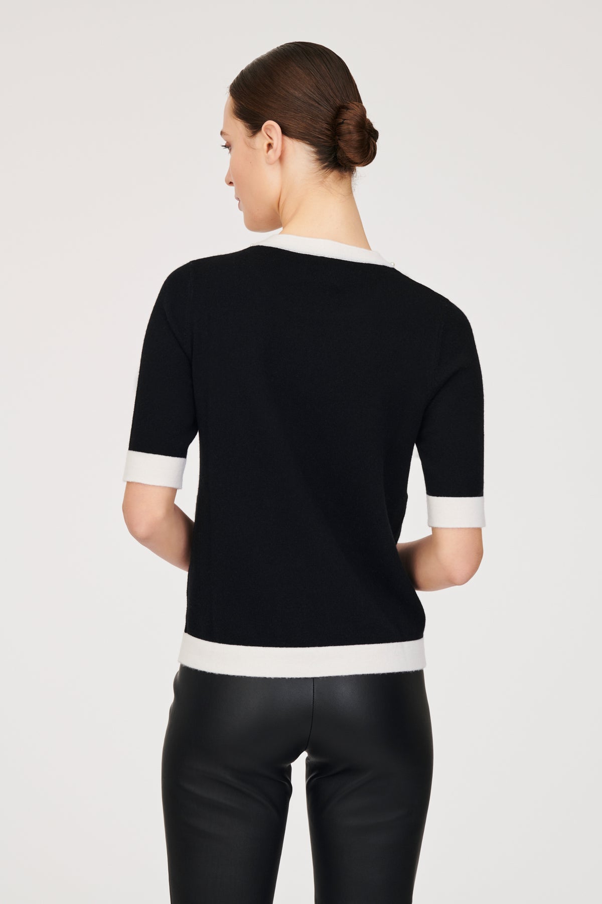 Pull bicolore orné de perles