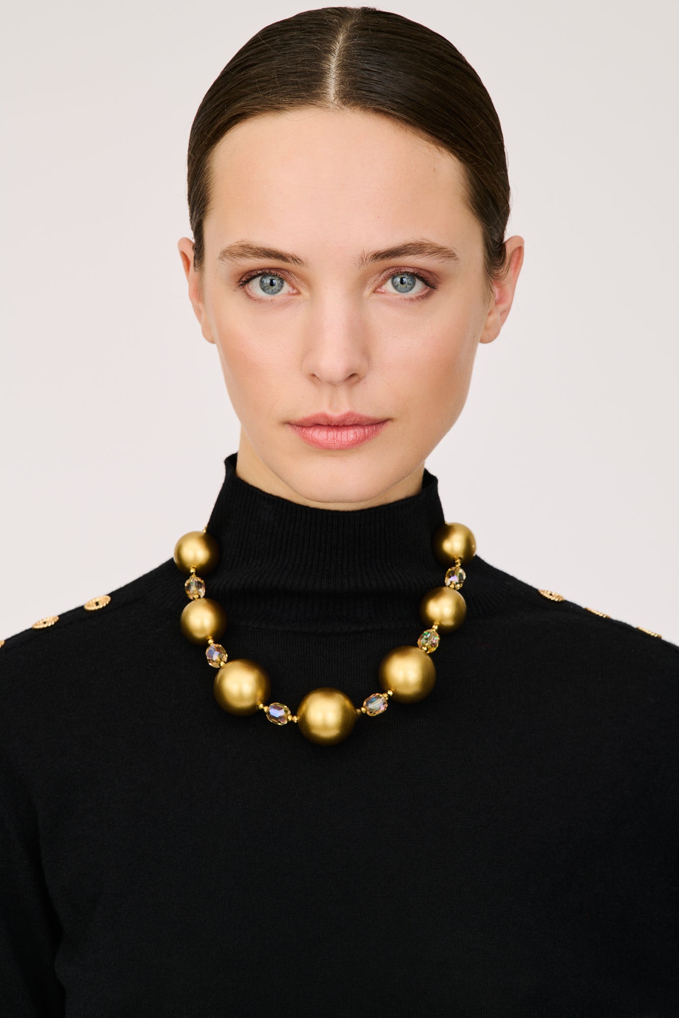 Collier ras de cou en perle dorée