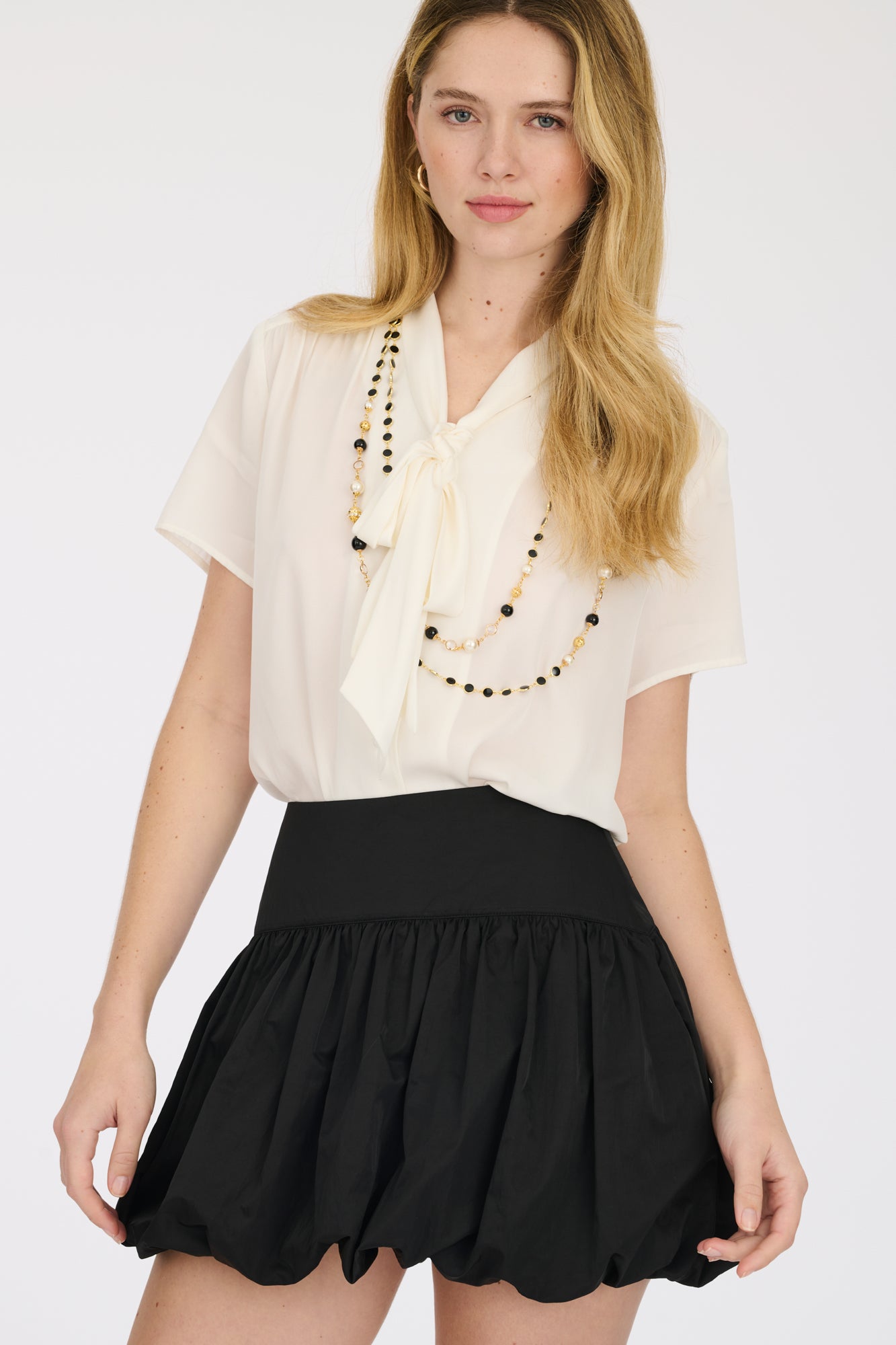 Elegant long necklace with pearls and gold rings 