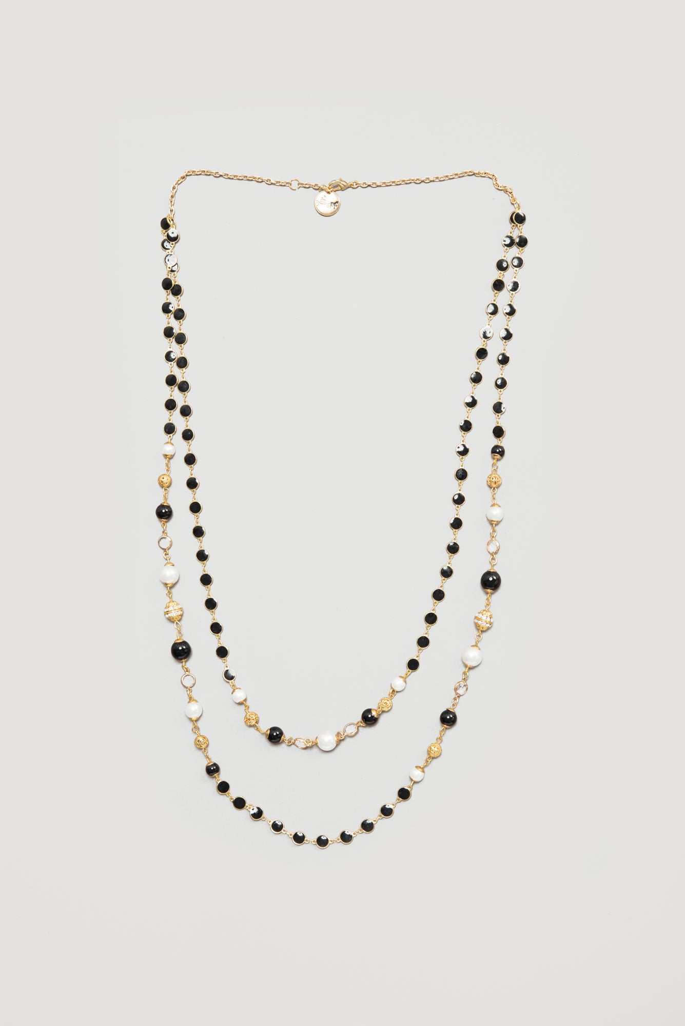 Elegant long necklace with pearls and gold rings 