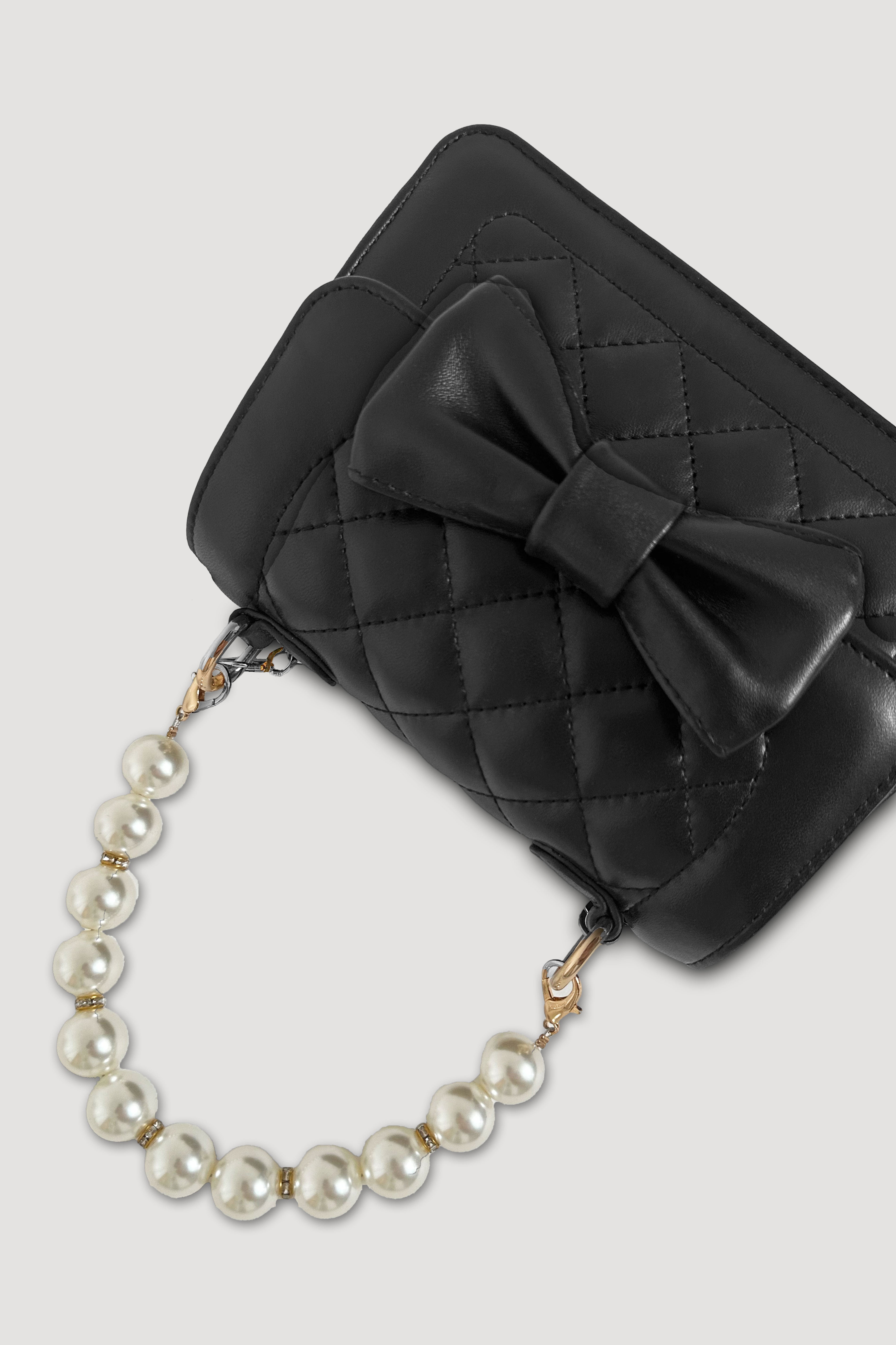 Quilted bag with bow