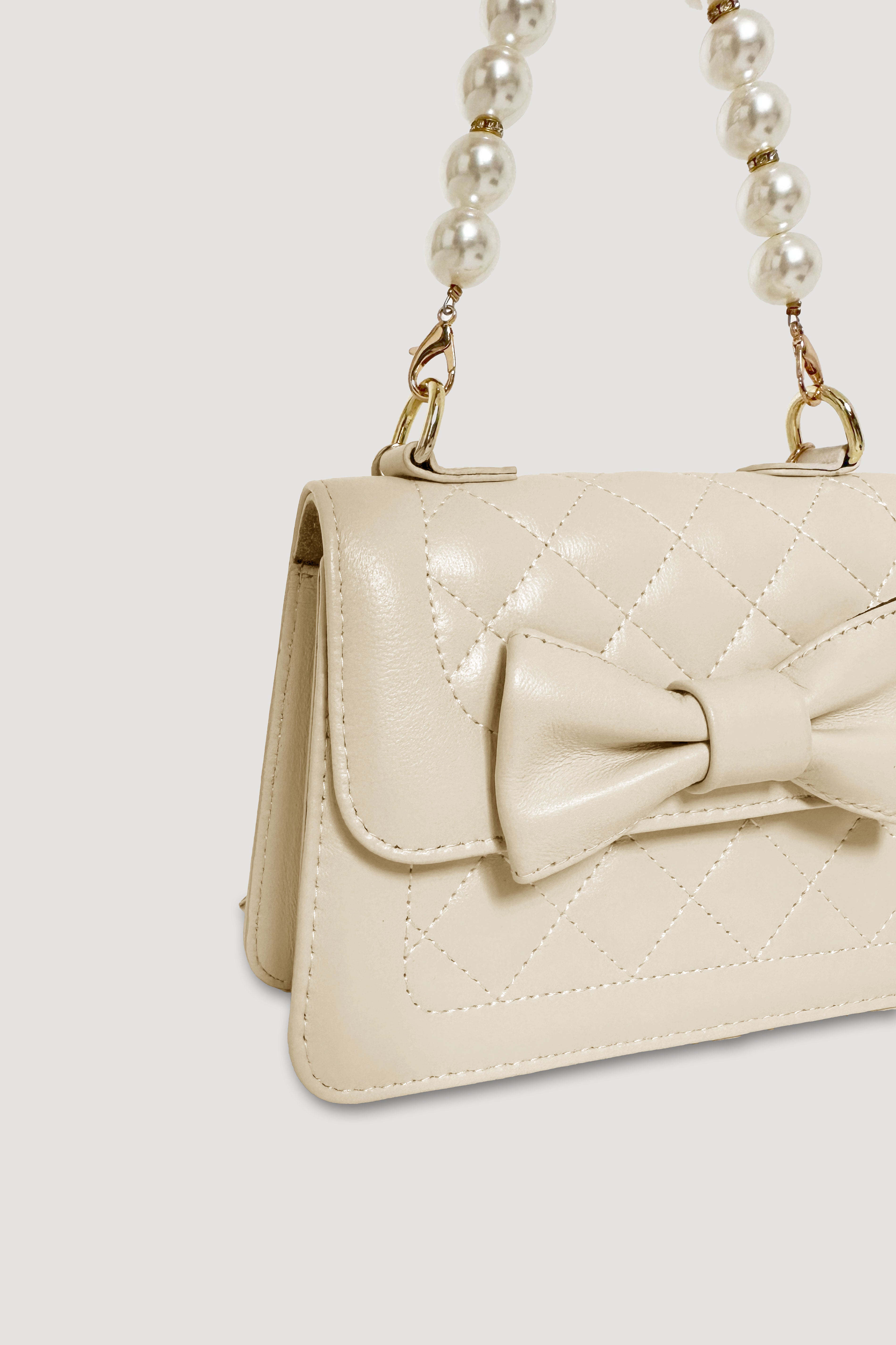 Quilted bag with bow