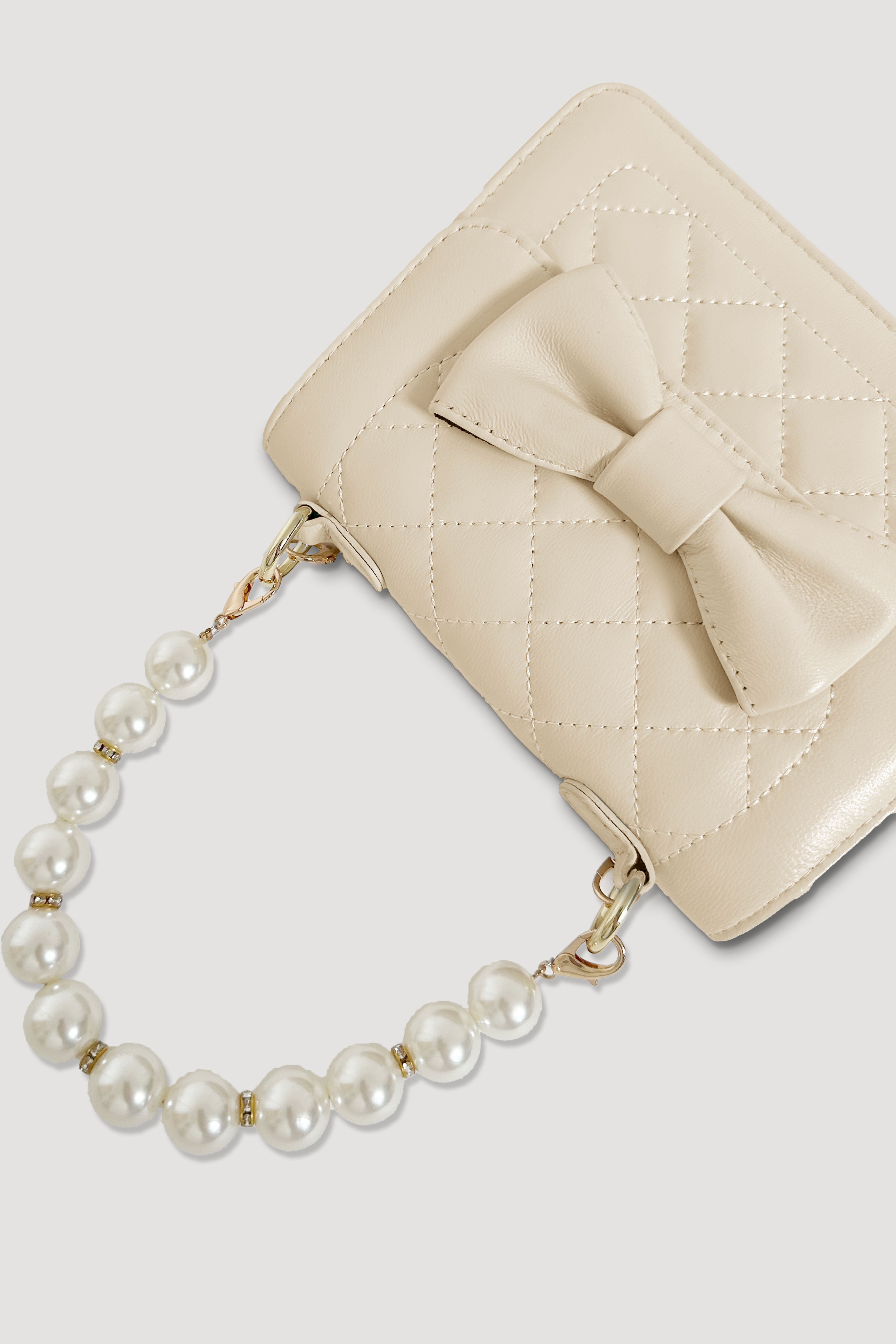 Quilted bag with bow