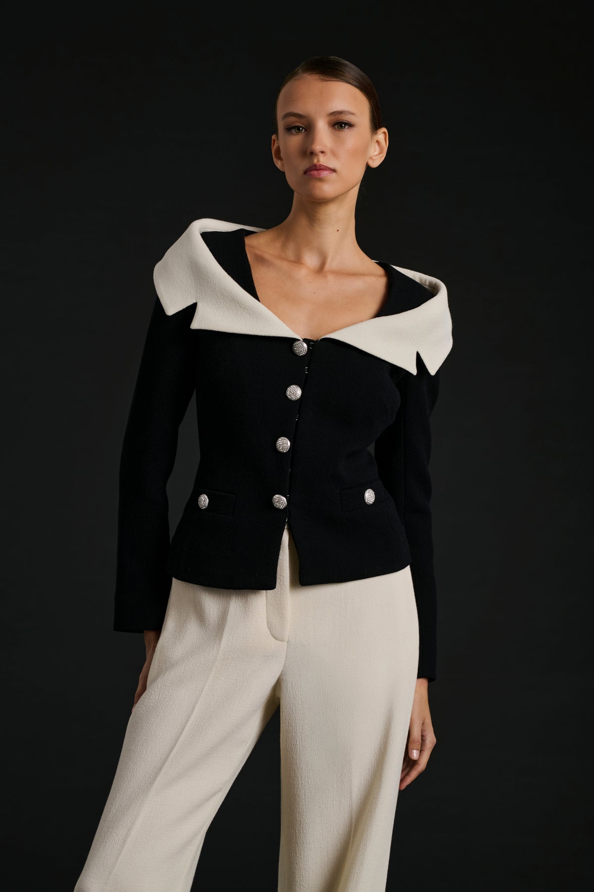 Veste en crêpe de laine col Bardot