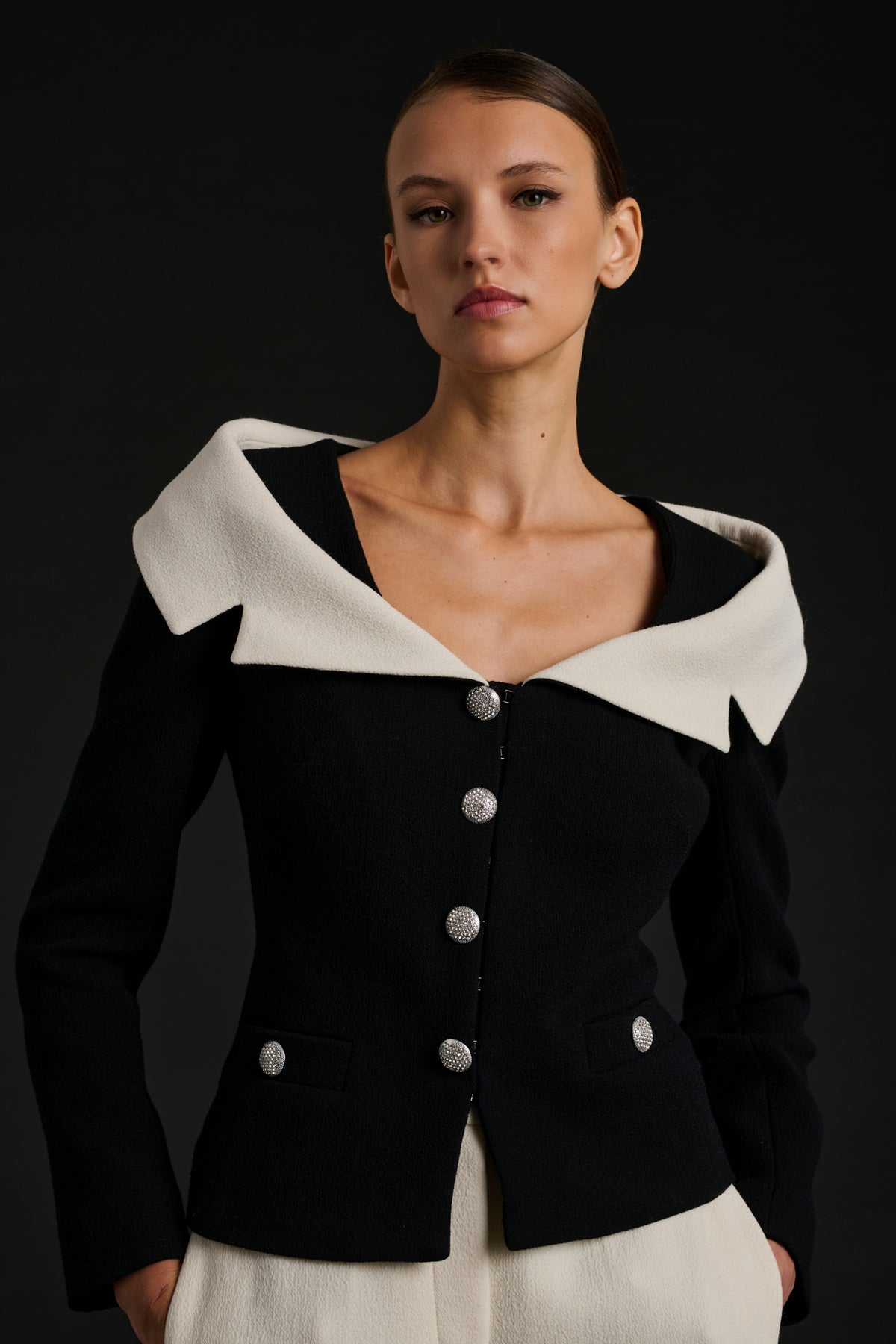 Veste en crêpe de laine col Bardot