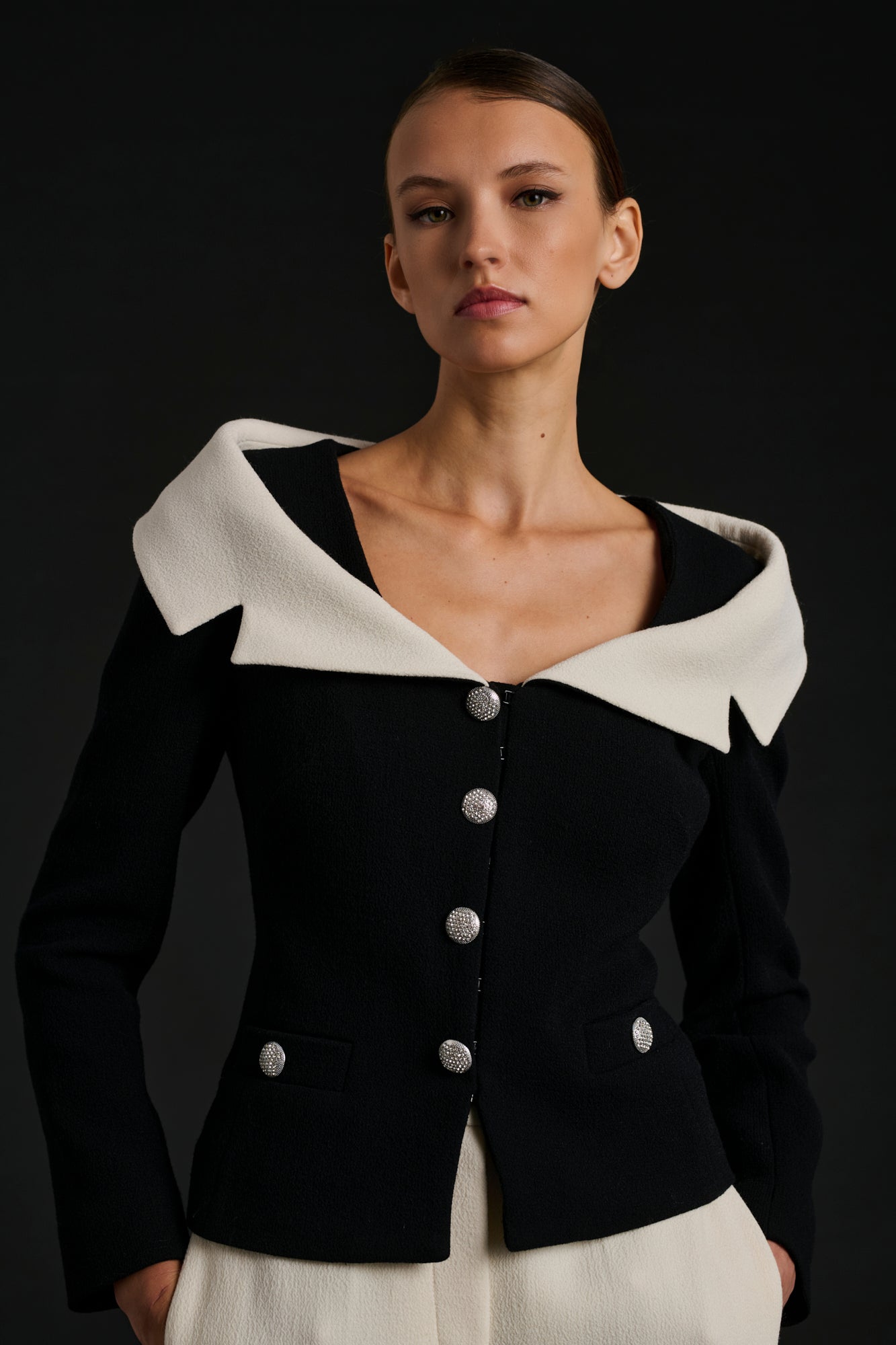 Veste en crêpe de laine col Bardot