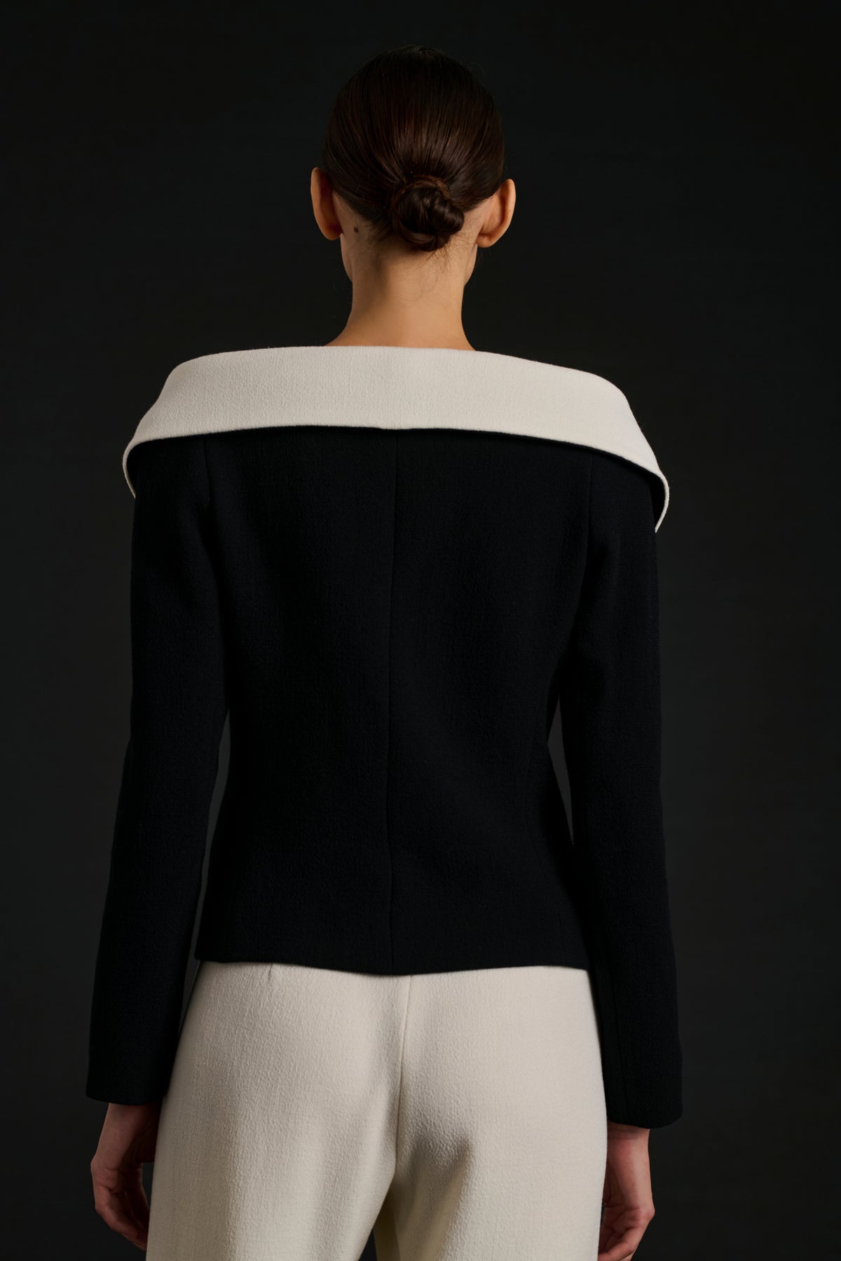 Veste en crêpe de laine col Bardot