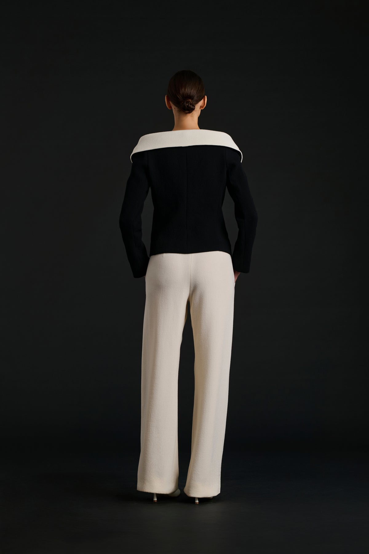 Veste en crêpe de laine col Bardot