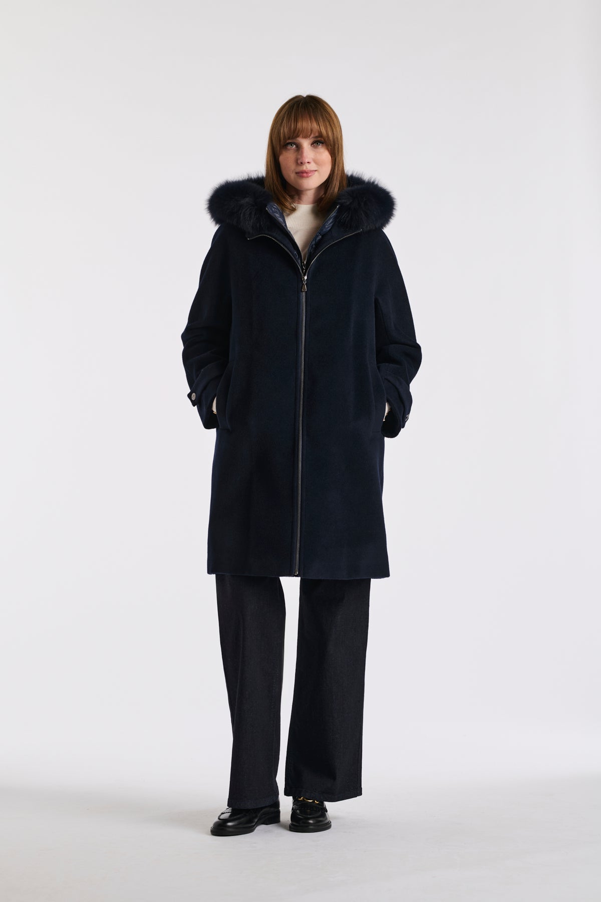 Manteau à capuche matellassée en laine vierge et fourrure