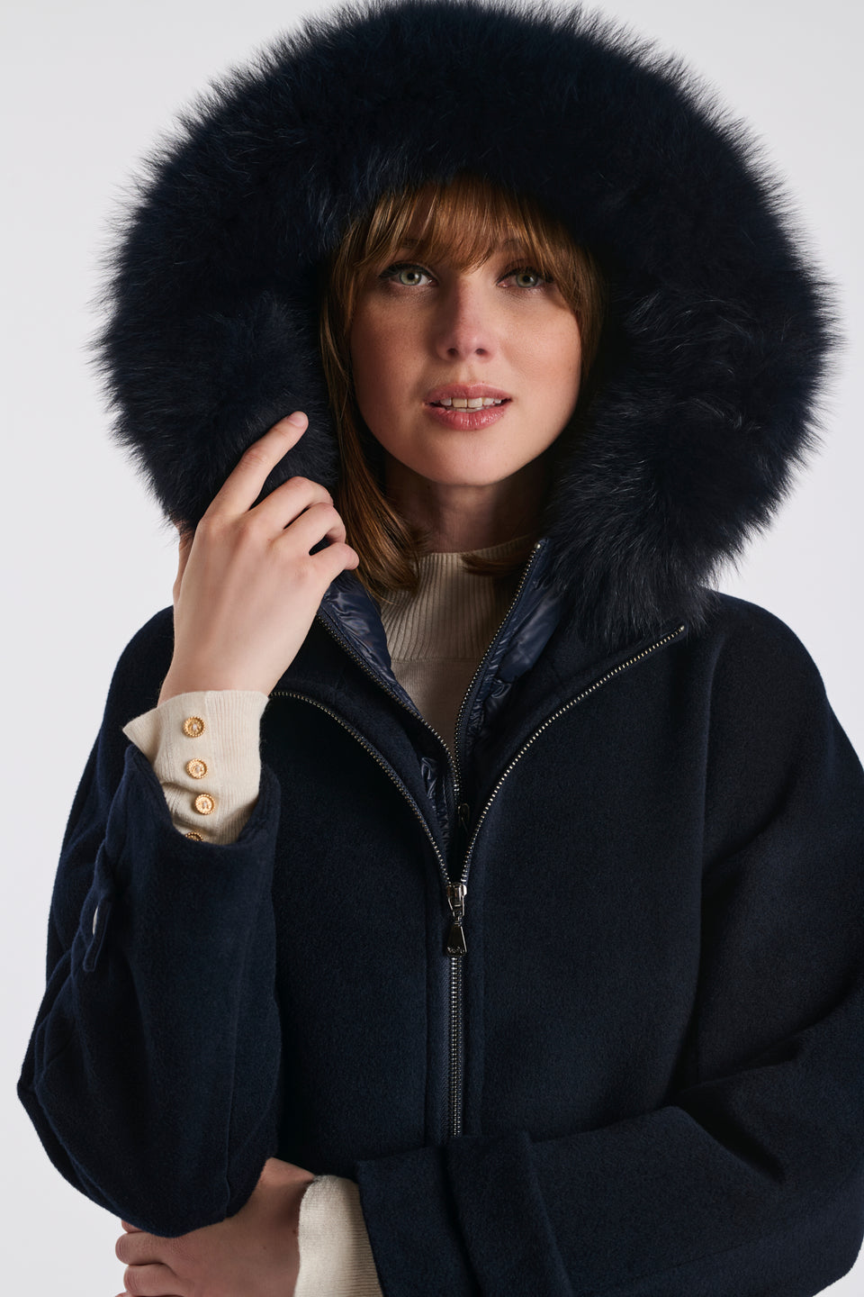 Manteau à capuche matellassée en laine vierge et fourrure