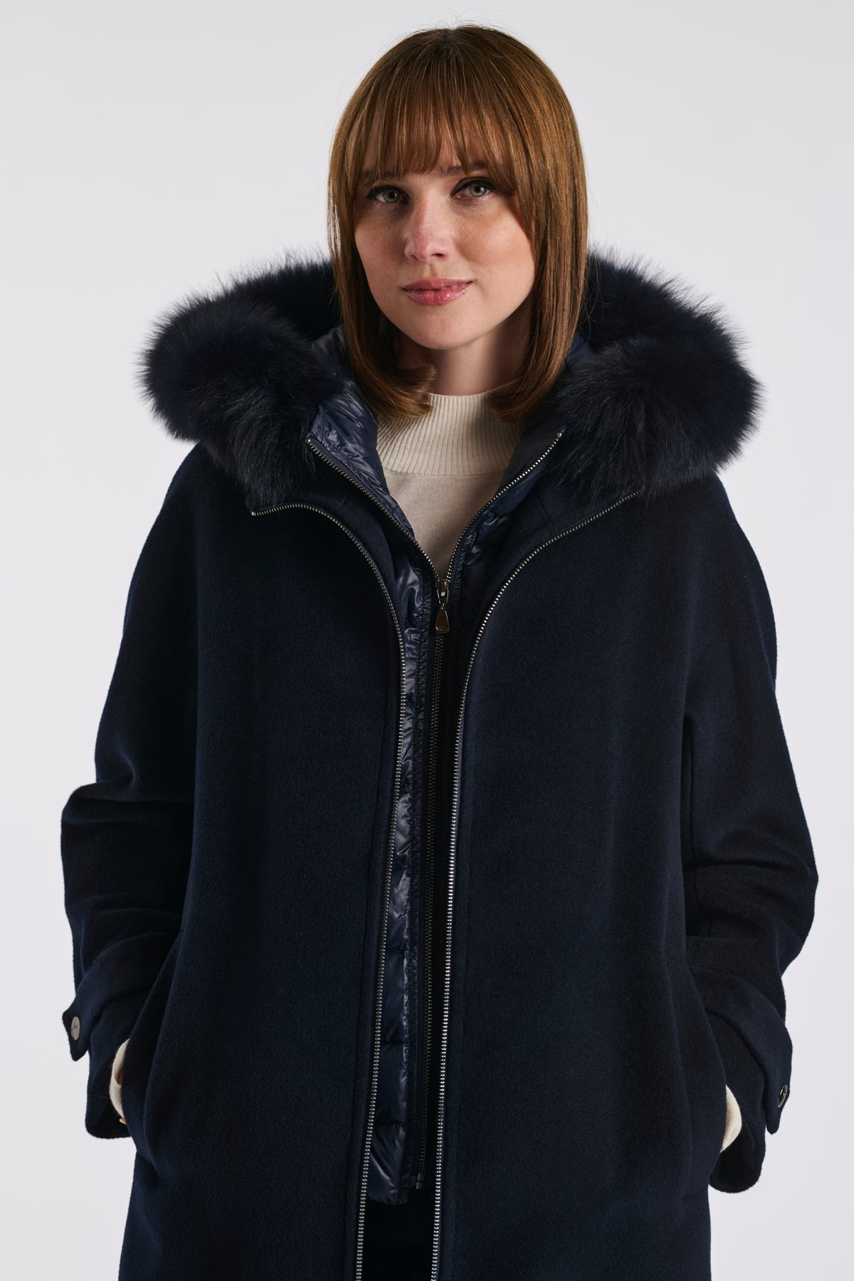 Manteau à capuche matellassée en laine vierge et fourrure