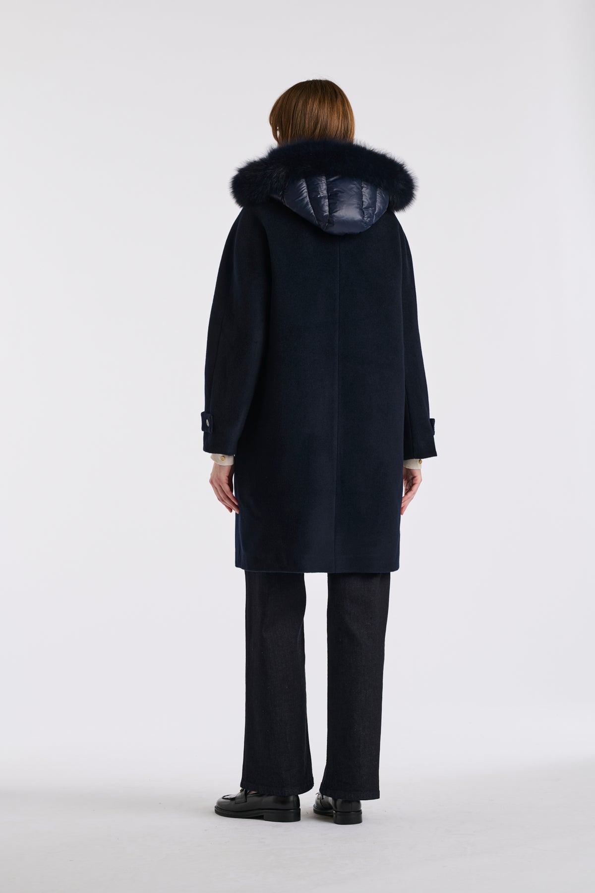 Manteau à capuche matellassée en laine vierge et fourrure