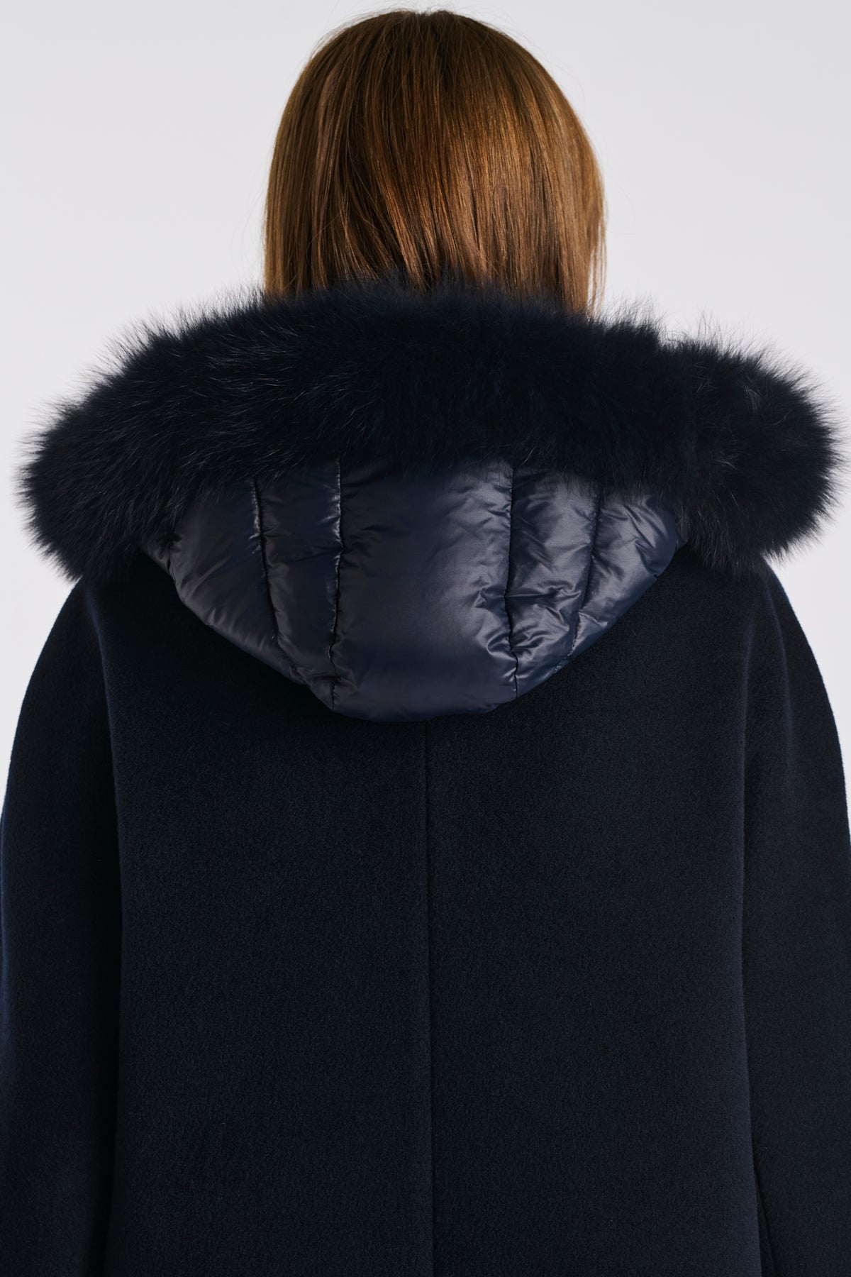 Manteau à capuche matellassée en laine vierge et fourrure