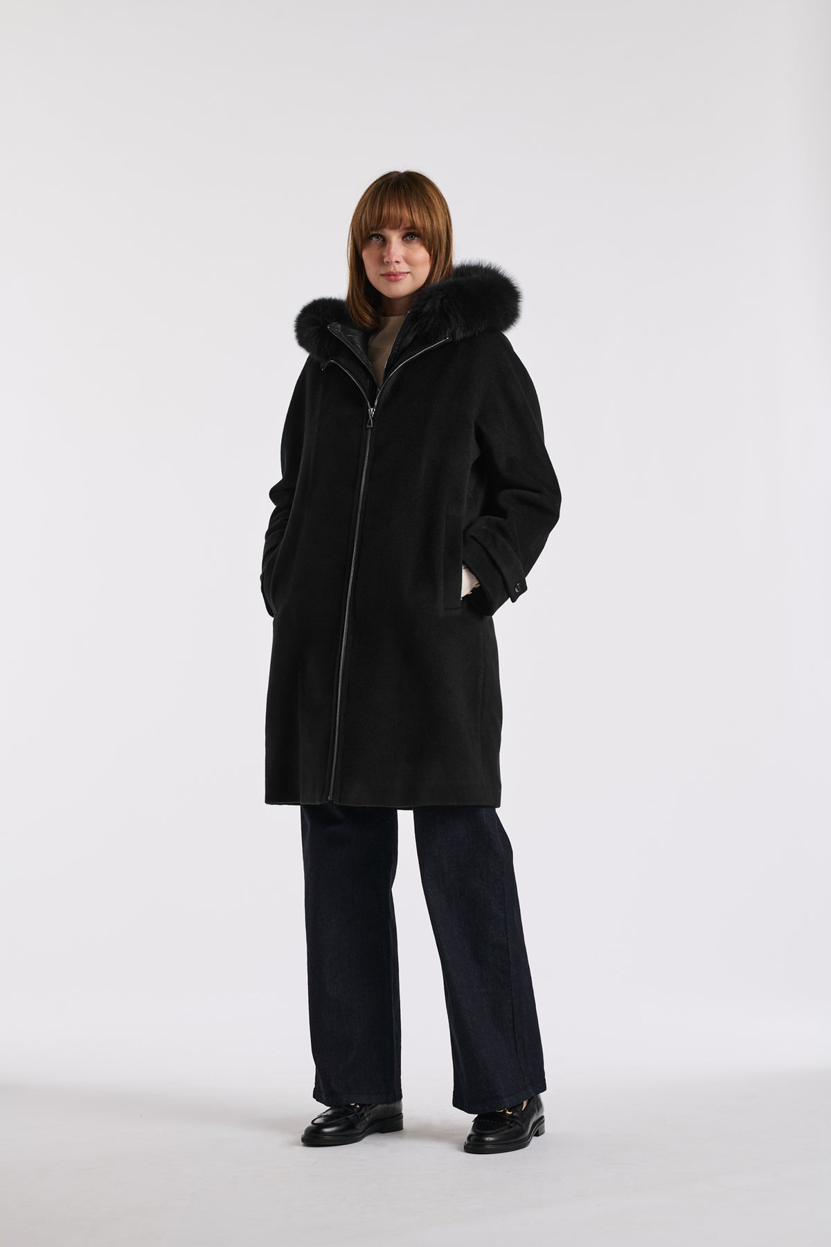 Manteau à capuche matellassée en laine vierge et fourrure
