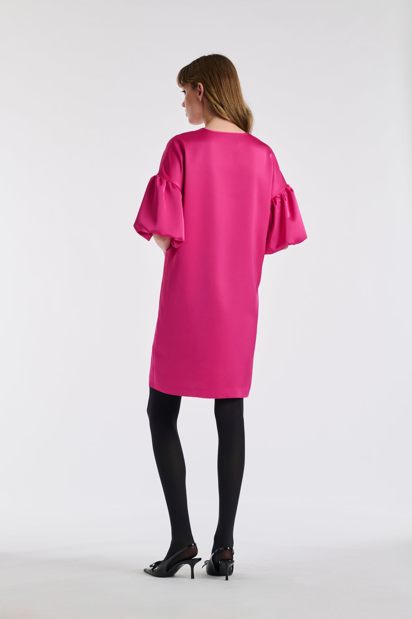 Robe en satin manches bouffantes