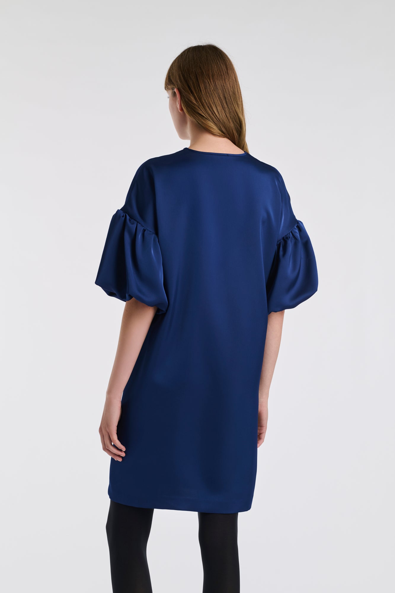 Robe en satin manches bouffantes