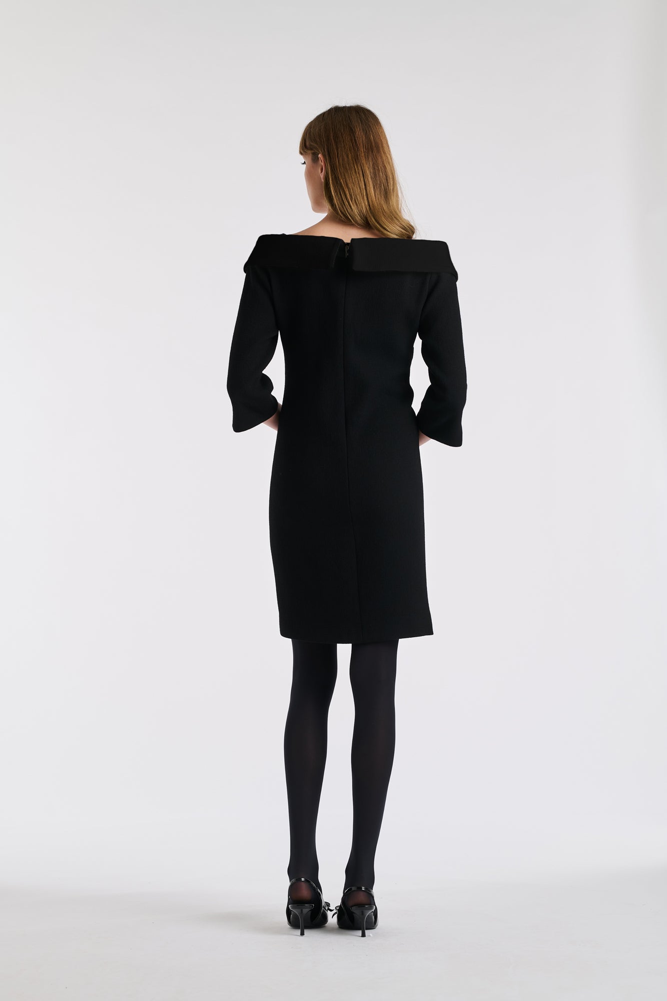 Robe en crêpe de laine col bardot