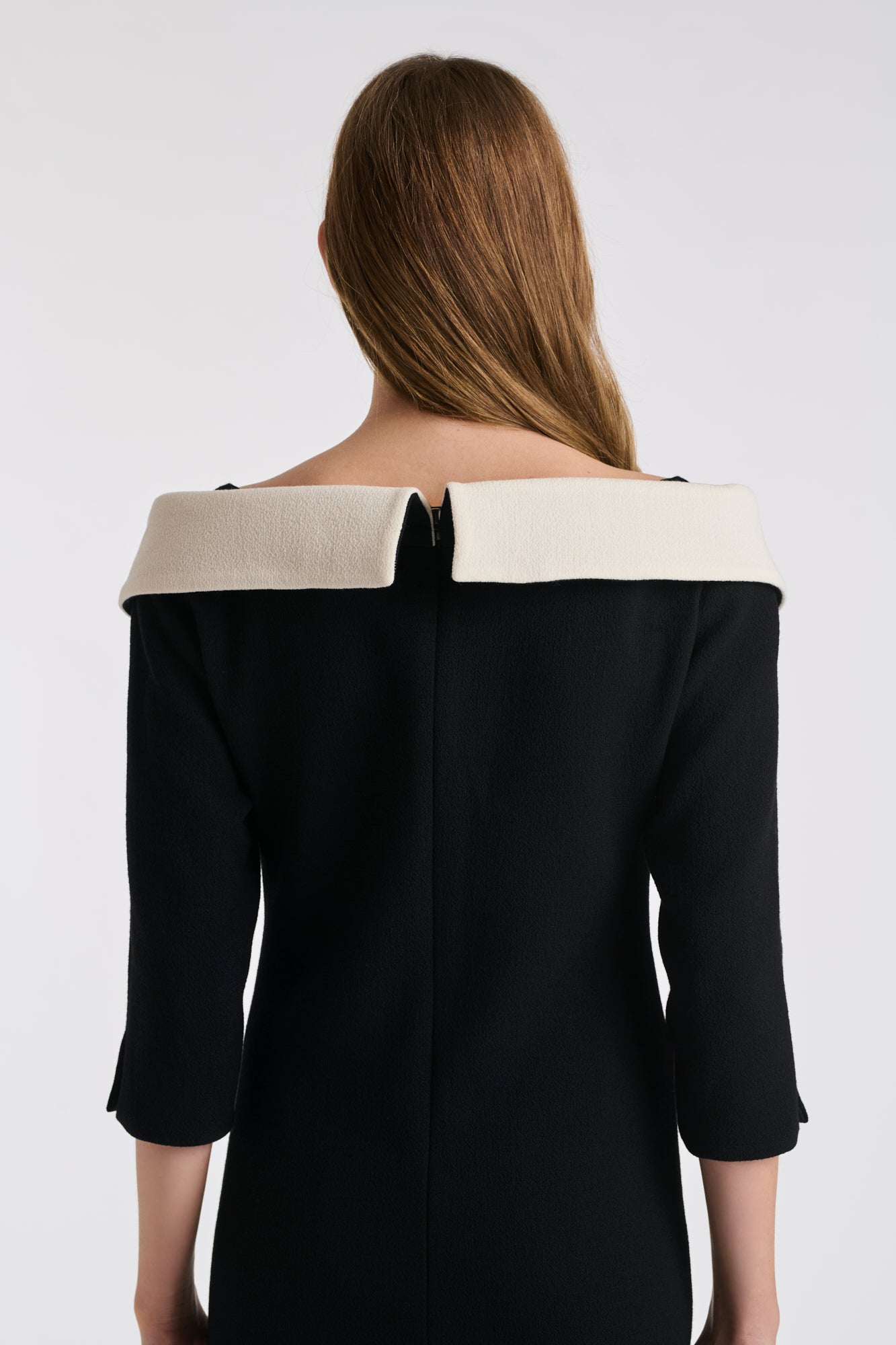 Robe en crêpe de laine col bardot