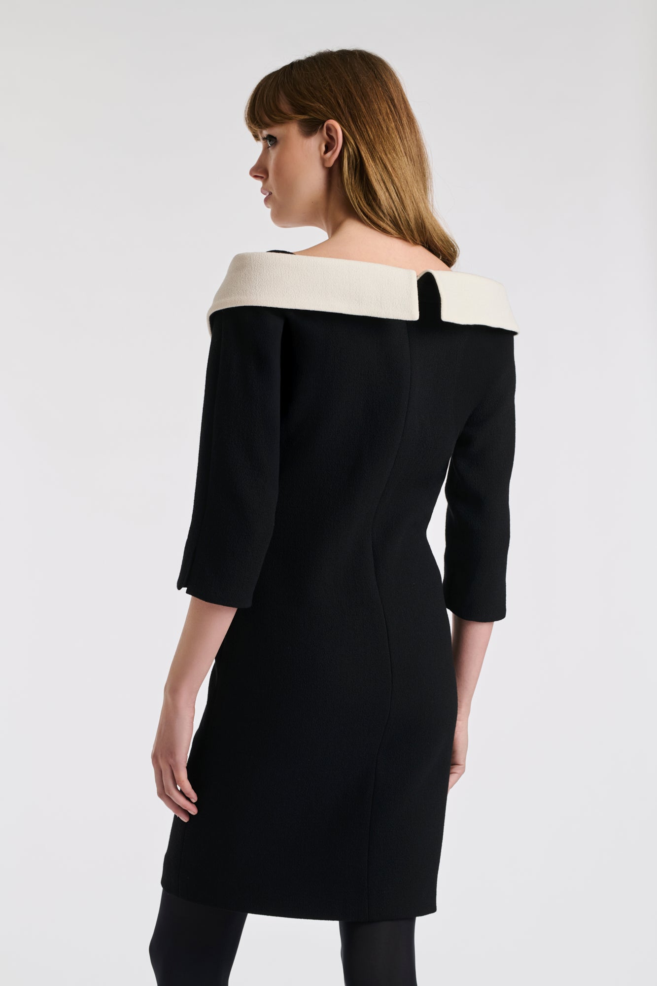 Robe en crêpe de laine col bardot