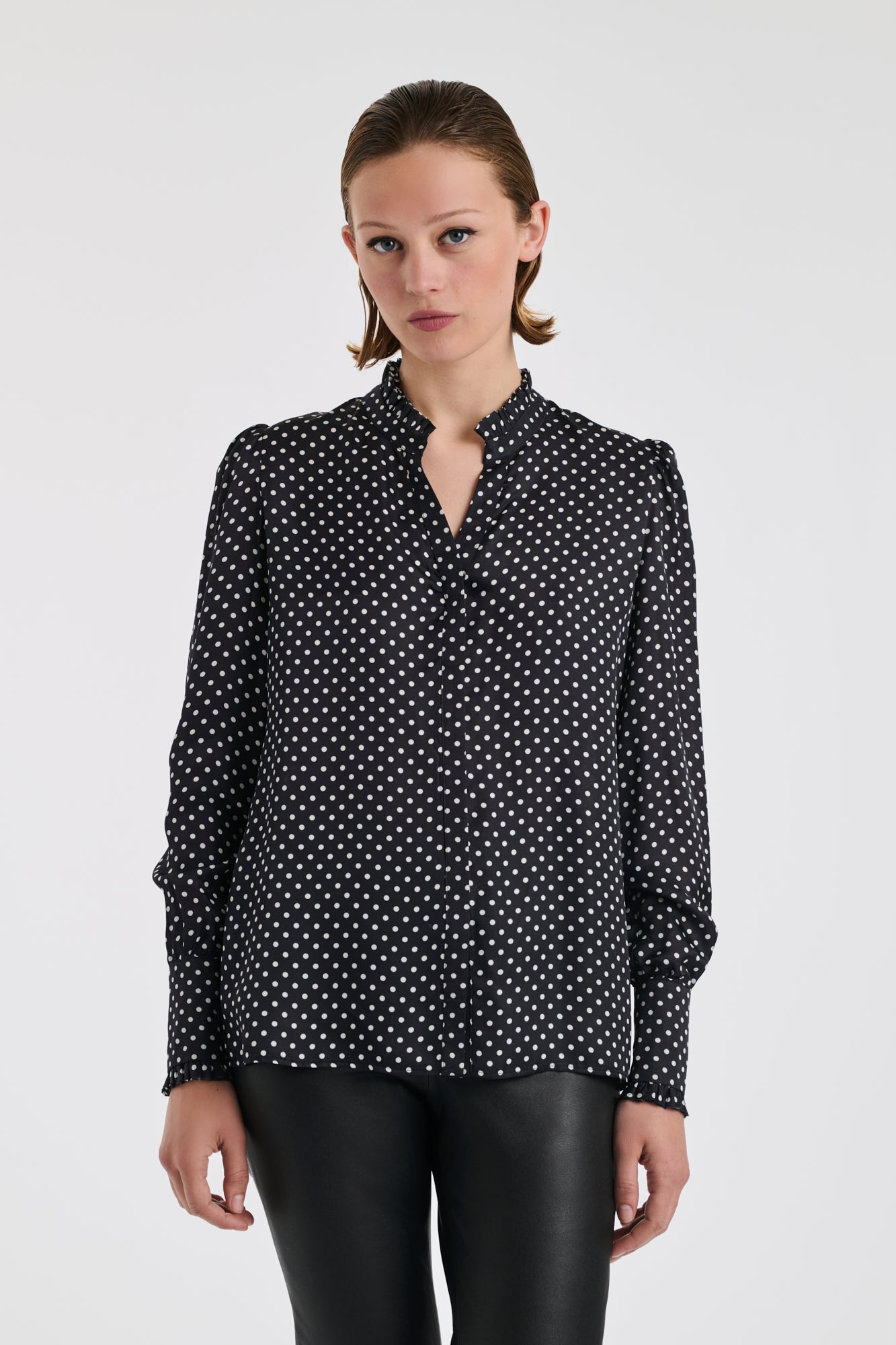 Chemise en soie mélangée à pois